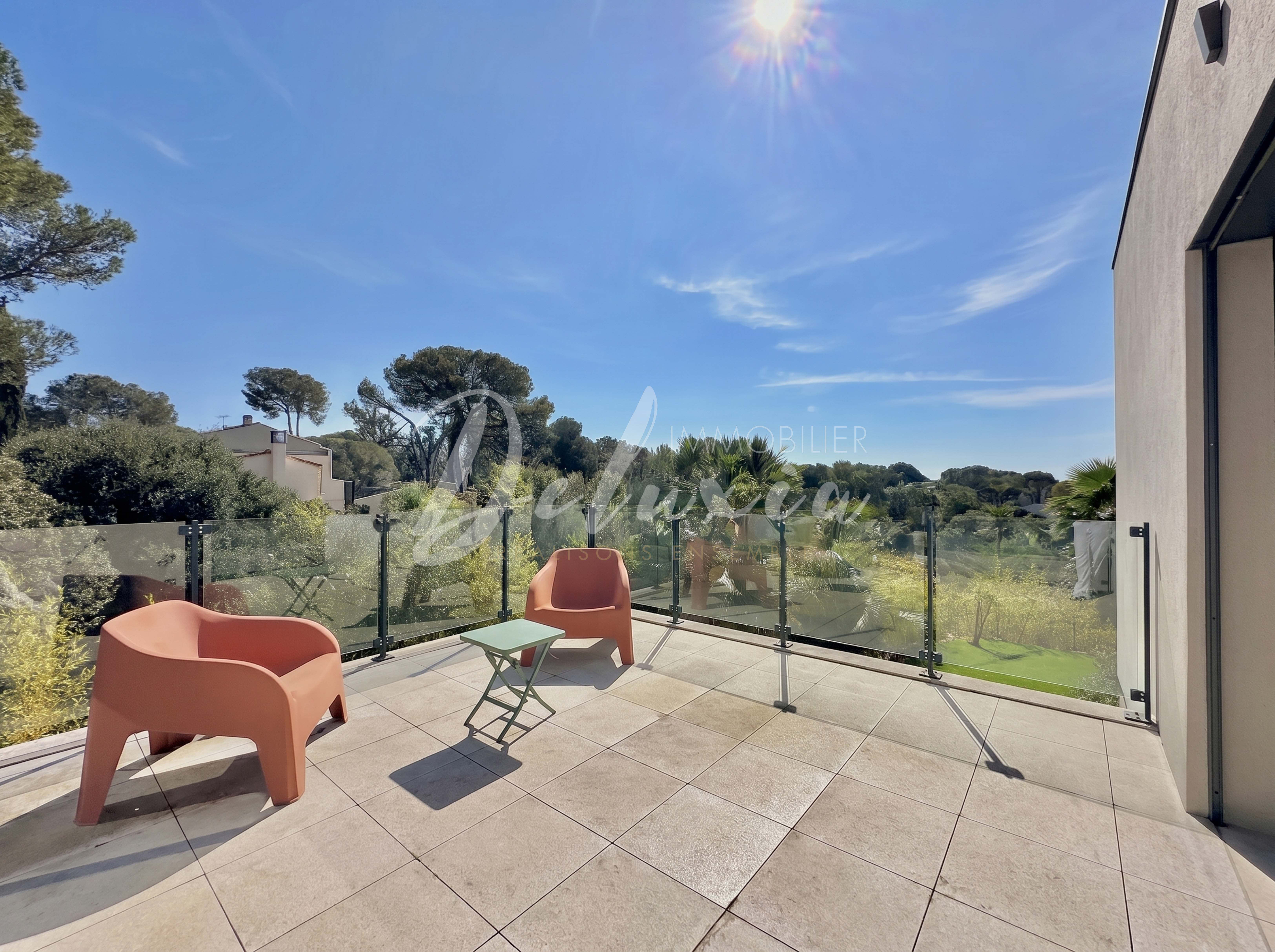 Villa contemporaine avec piscine chauffée et prestations haut de gamme à Fréjus.