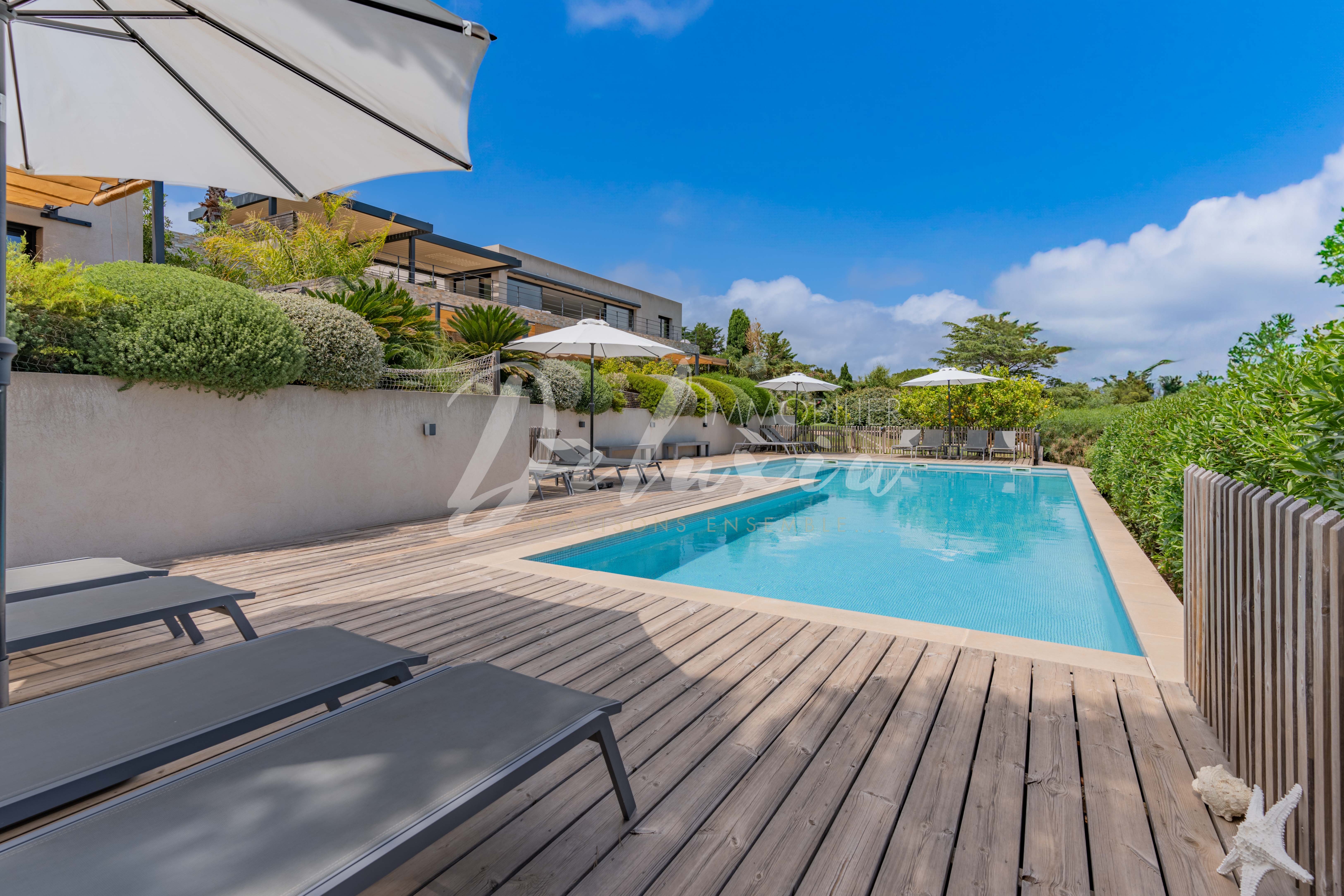 Villa à vendre avec piscine chauffée à Sainte-Maxime 