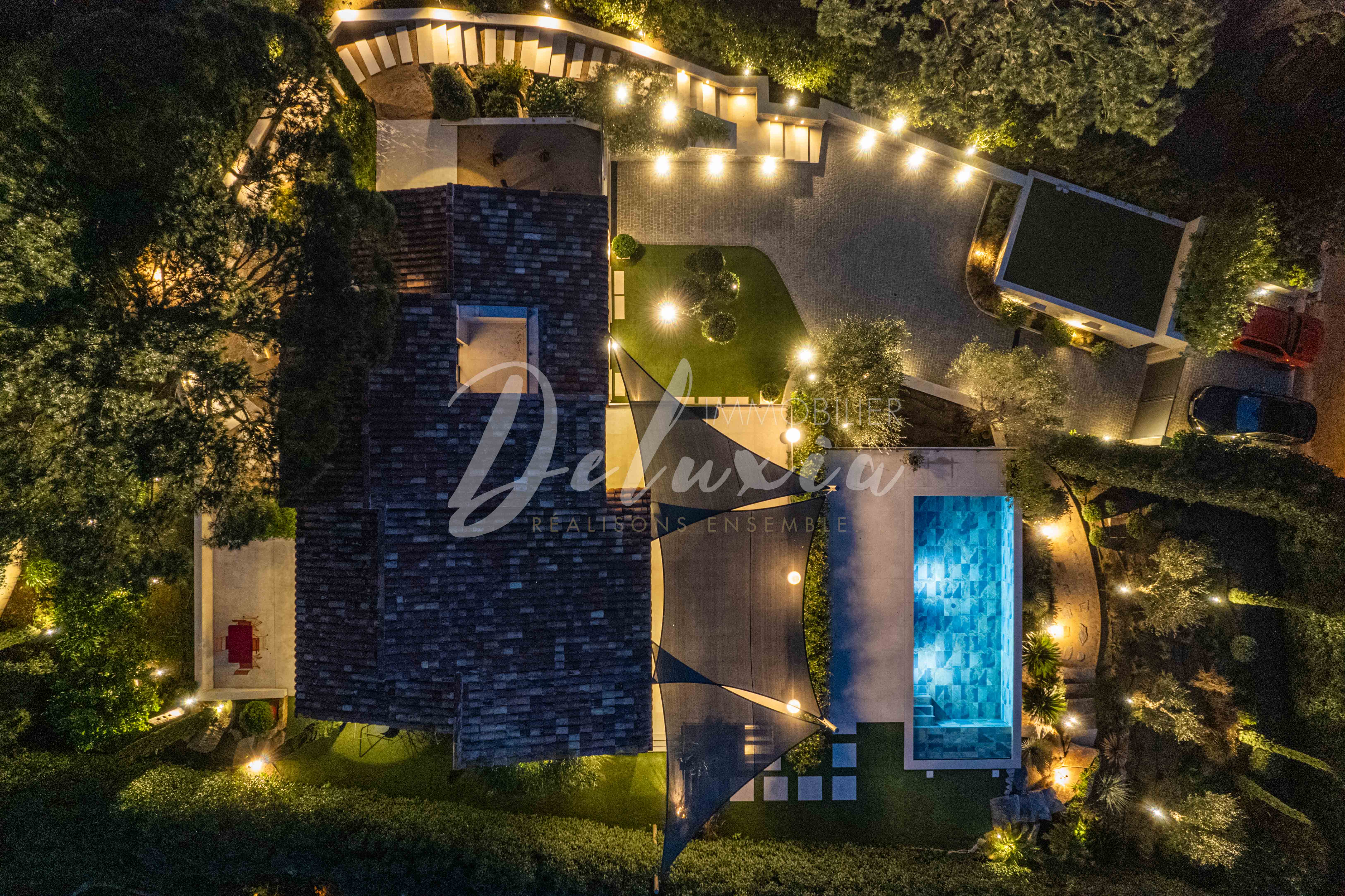 Maison à vendre avec terrain paysager et deux garages à Sainte-Maxime