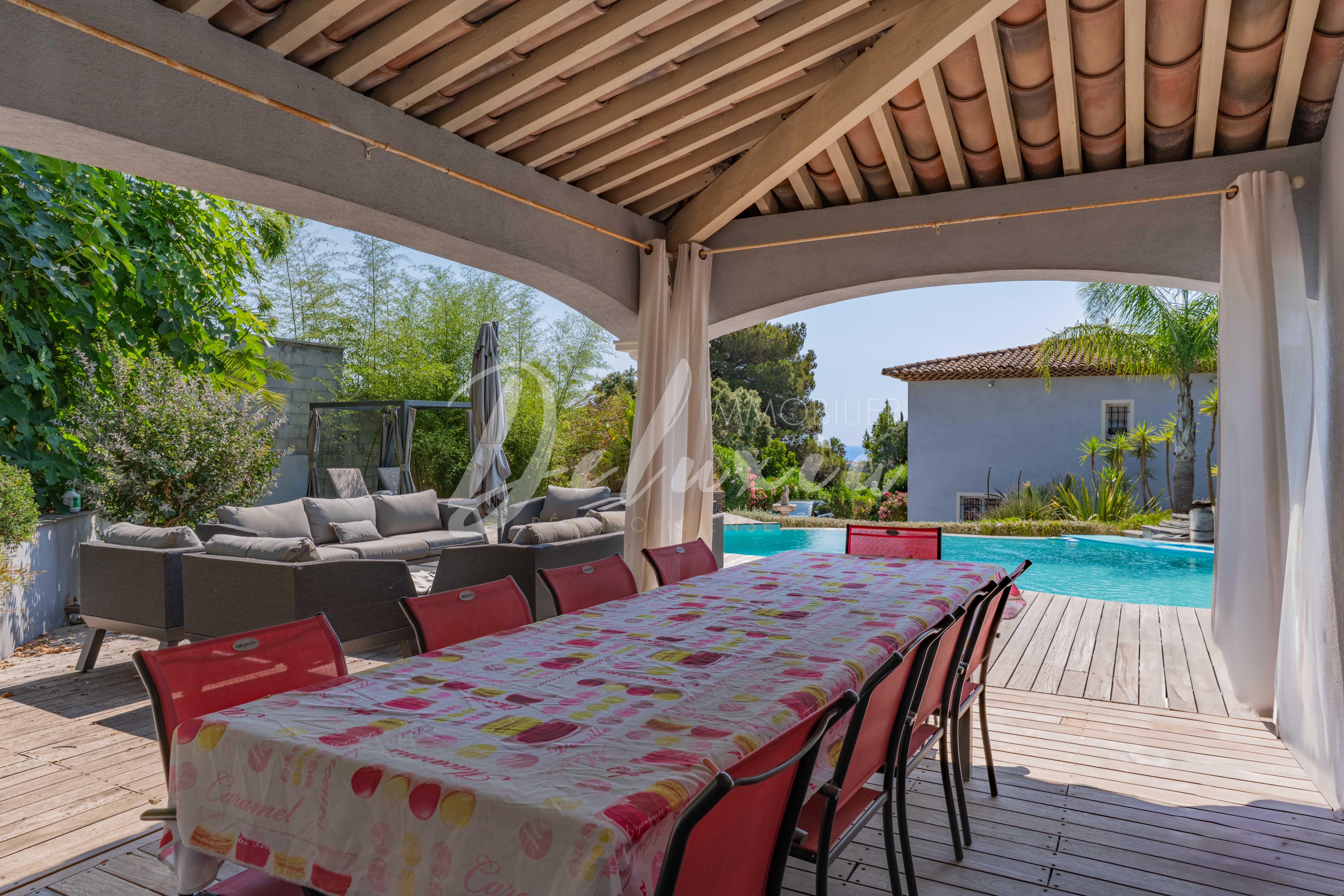 Acheter une maison avec grand pool house sur la Côte d'Azur 