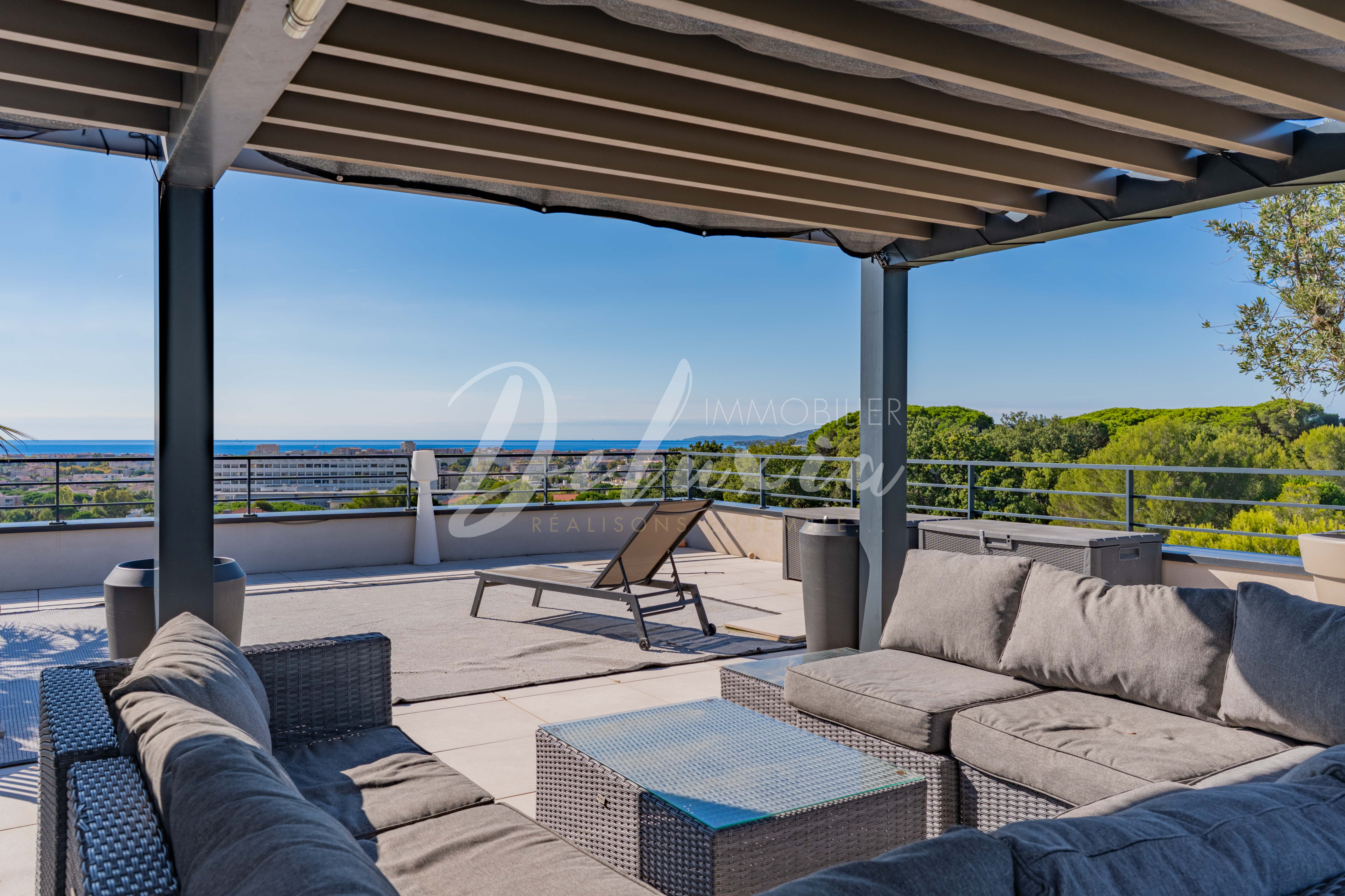 Appartement avec vue mer imprenable sur la Côte d'Azur. 