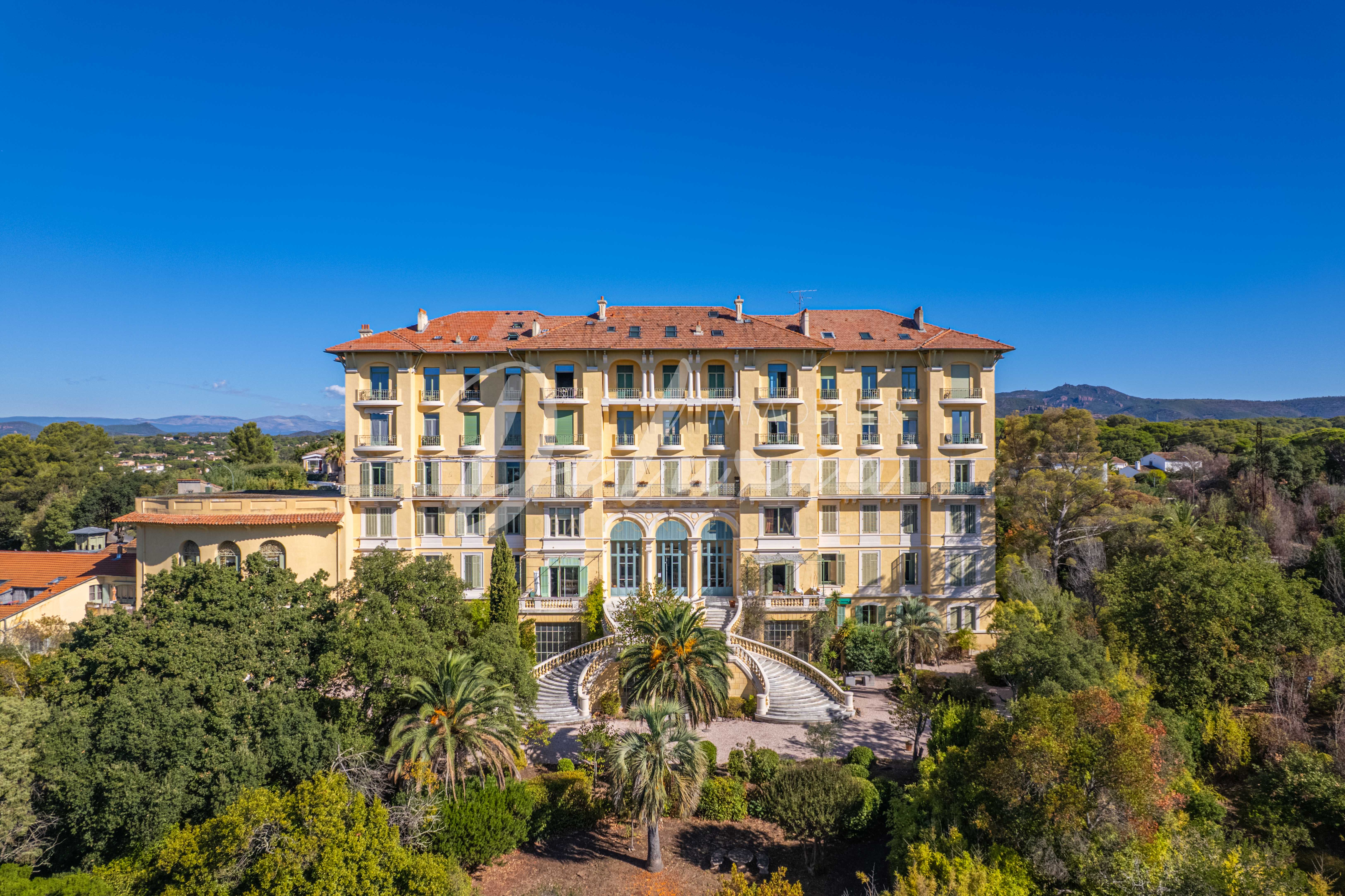 Acheter un appartement dans une demeure Belle Époque à Fréjus / Saint-Raphaël.