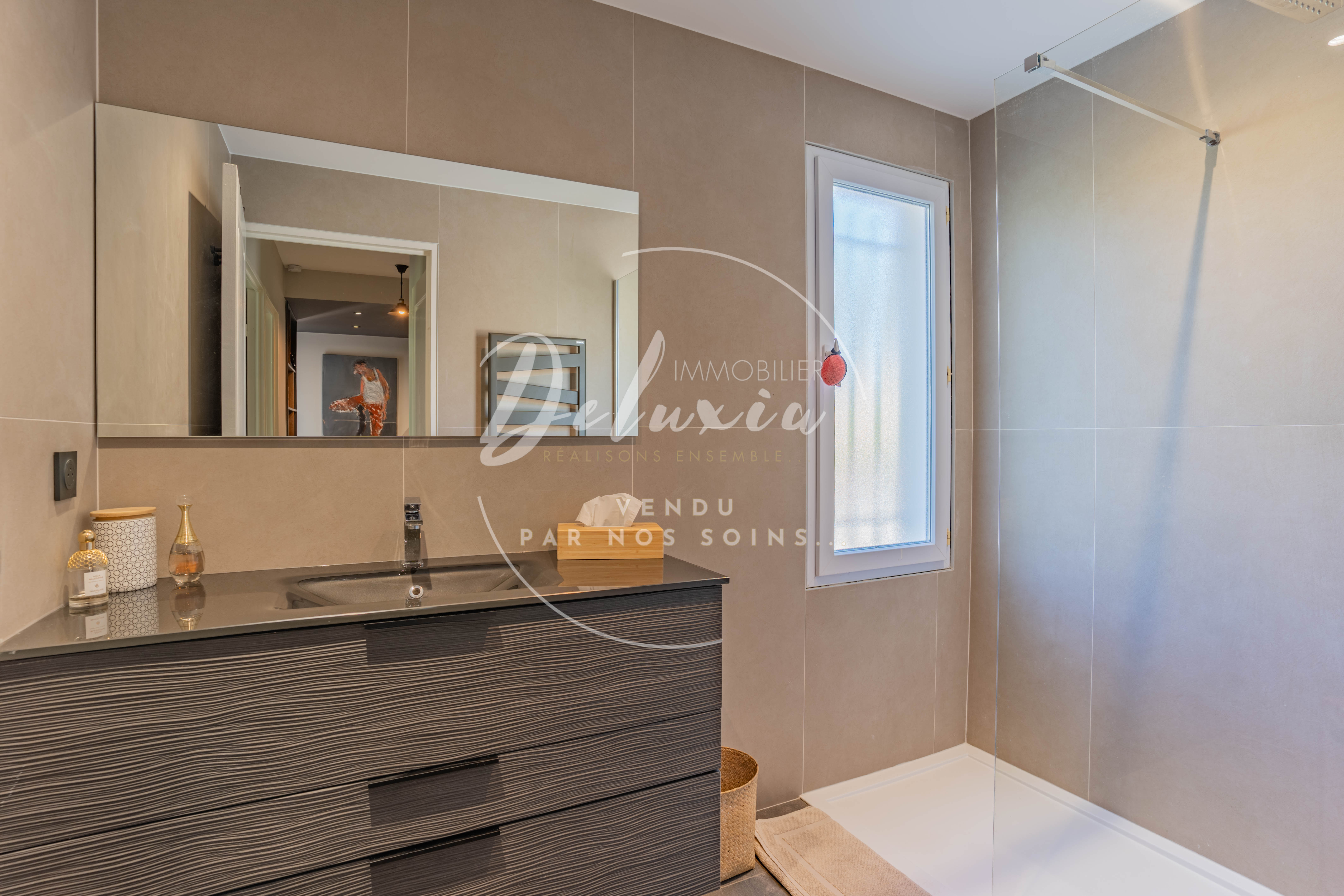 Appartement rénové avec vue mer, 3 chambres, grande terrasse et double garage, dans une résidence avec piscine proche de la plage à Saint-Raphaël.