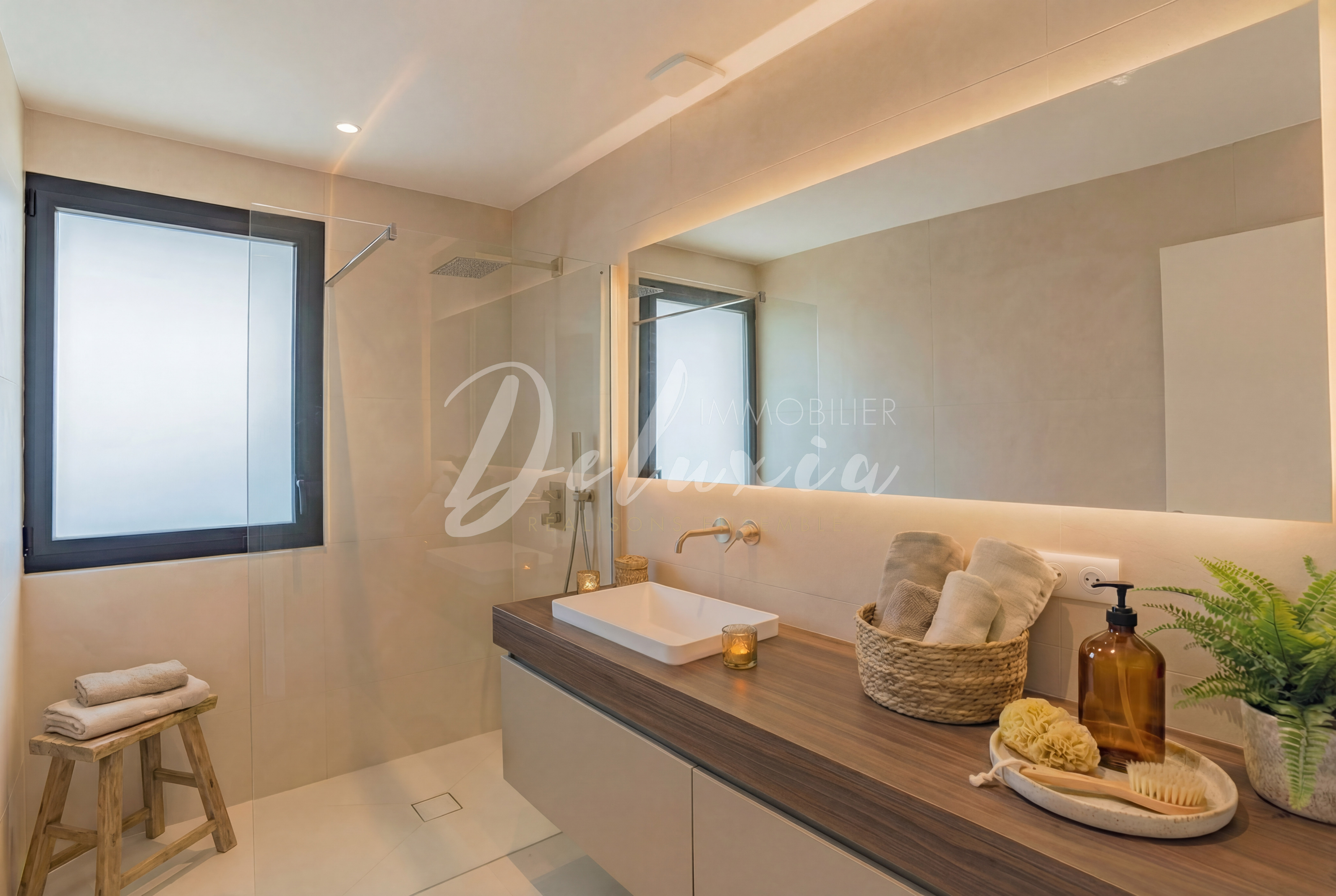 Villa à vendre aux Issambres avec salle d’eau design, douche à l’italienne et finitions haut de gamme.