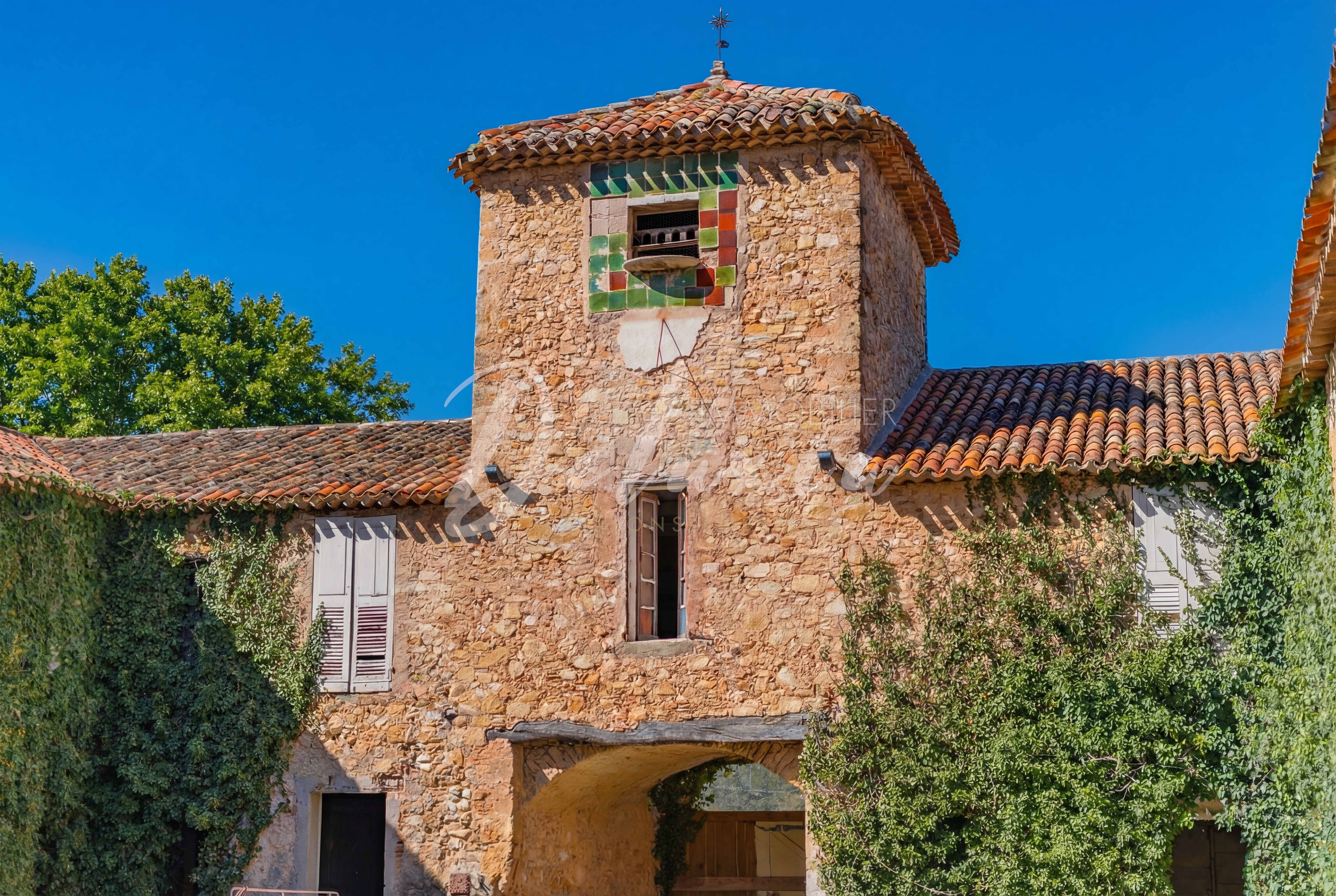 Bâtisse ancienne de caractère avec chapelle – patrimoine historique du domaine viticole