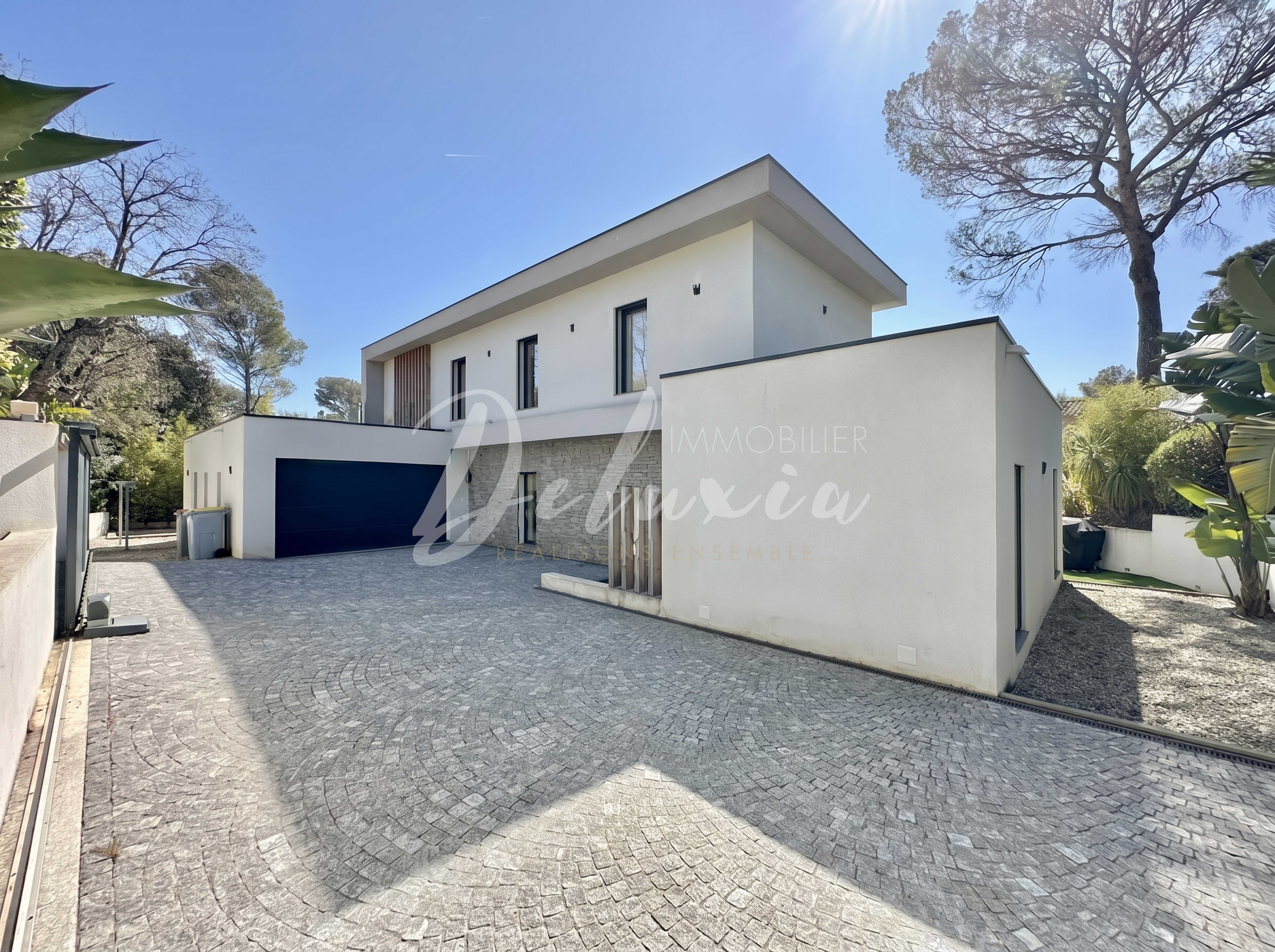 Villa contemporaine avec piscine chauffée et prestations haut de gamme à Fréjus.