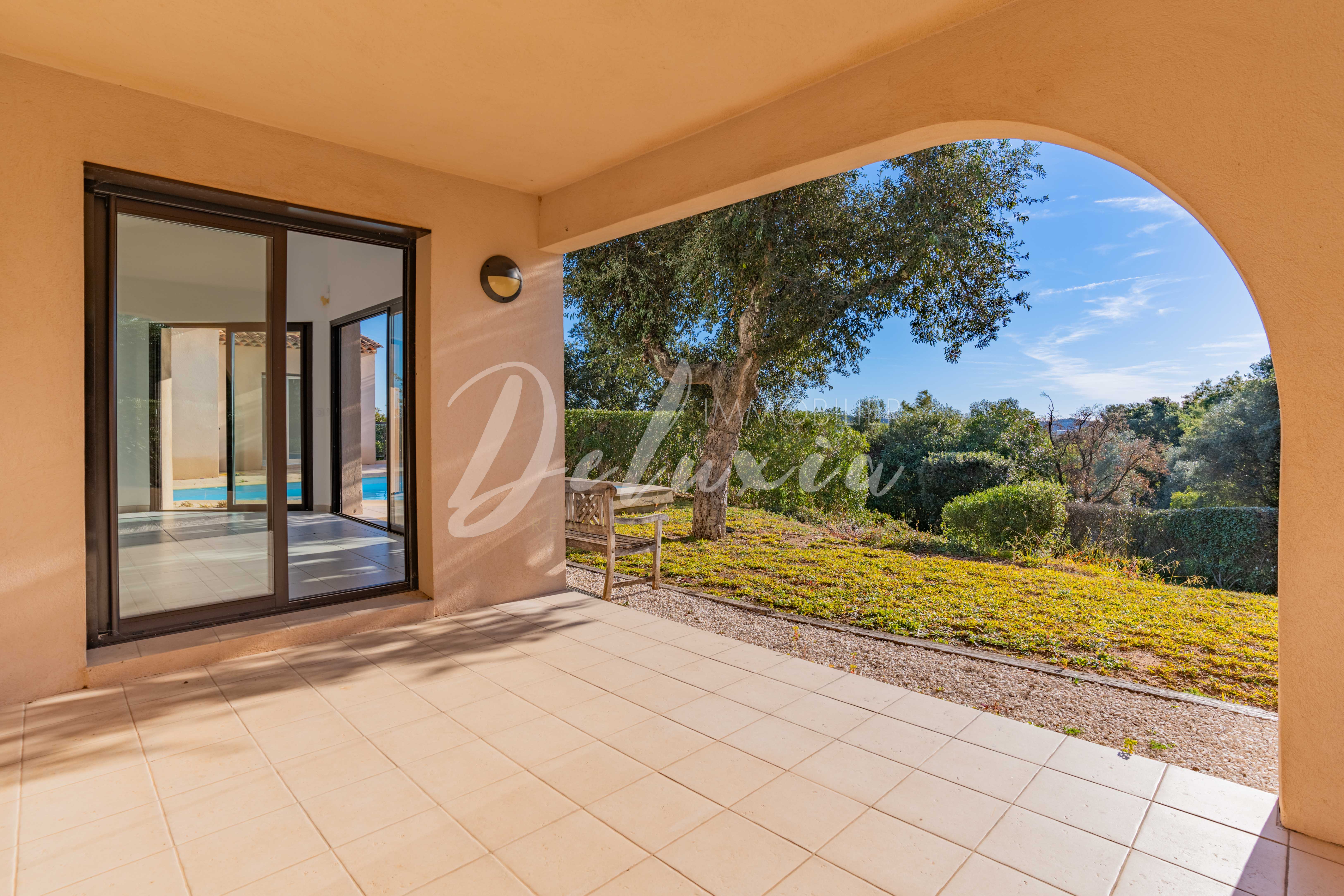 Achat villa avec terrasse ensoleillée à Saint-Raphaël 