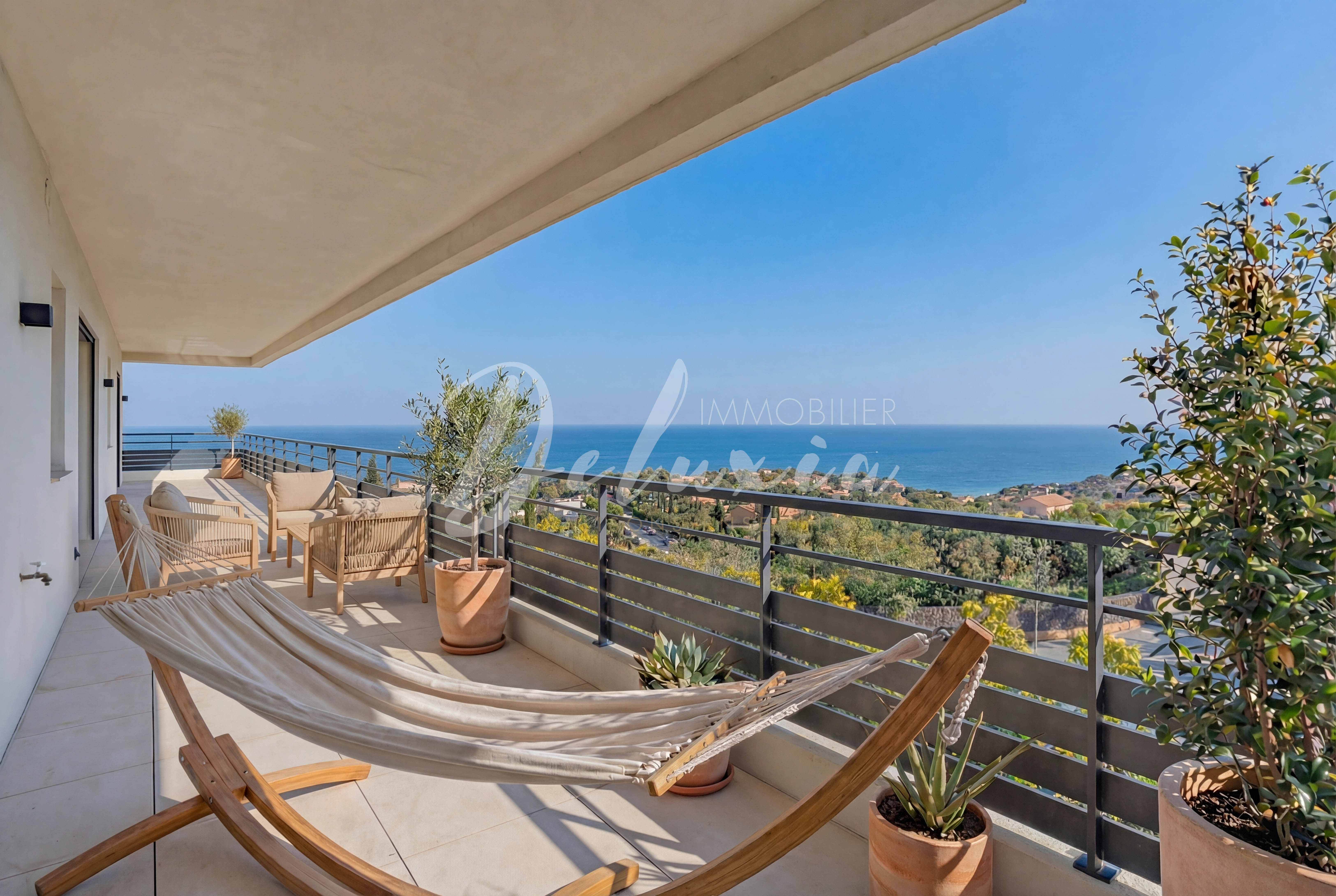 Achat villa vue mer sur les hauteurs des Issambres, Côte d'Azur.
