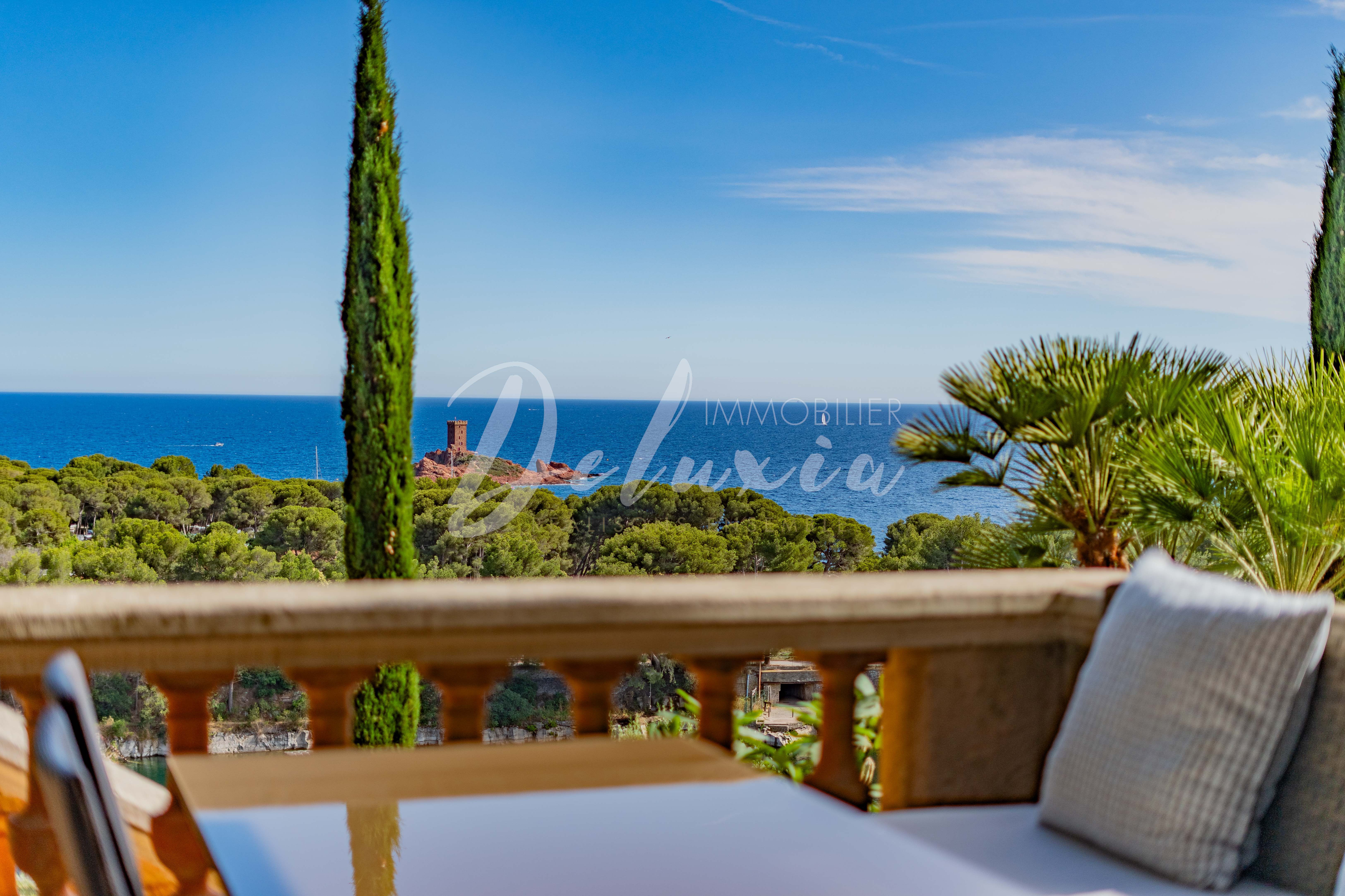 Villa à vendre dans le Sud de la France avec vue mer, Saint-Raphaël