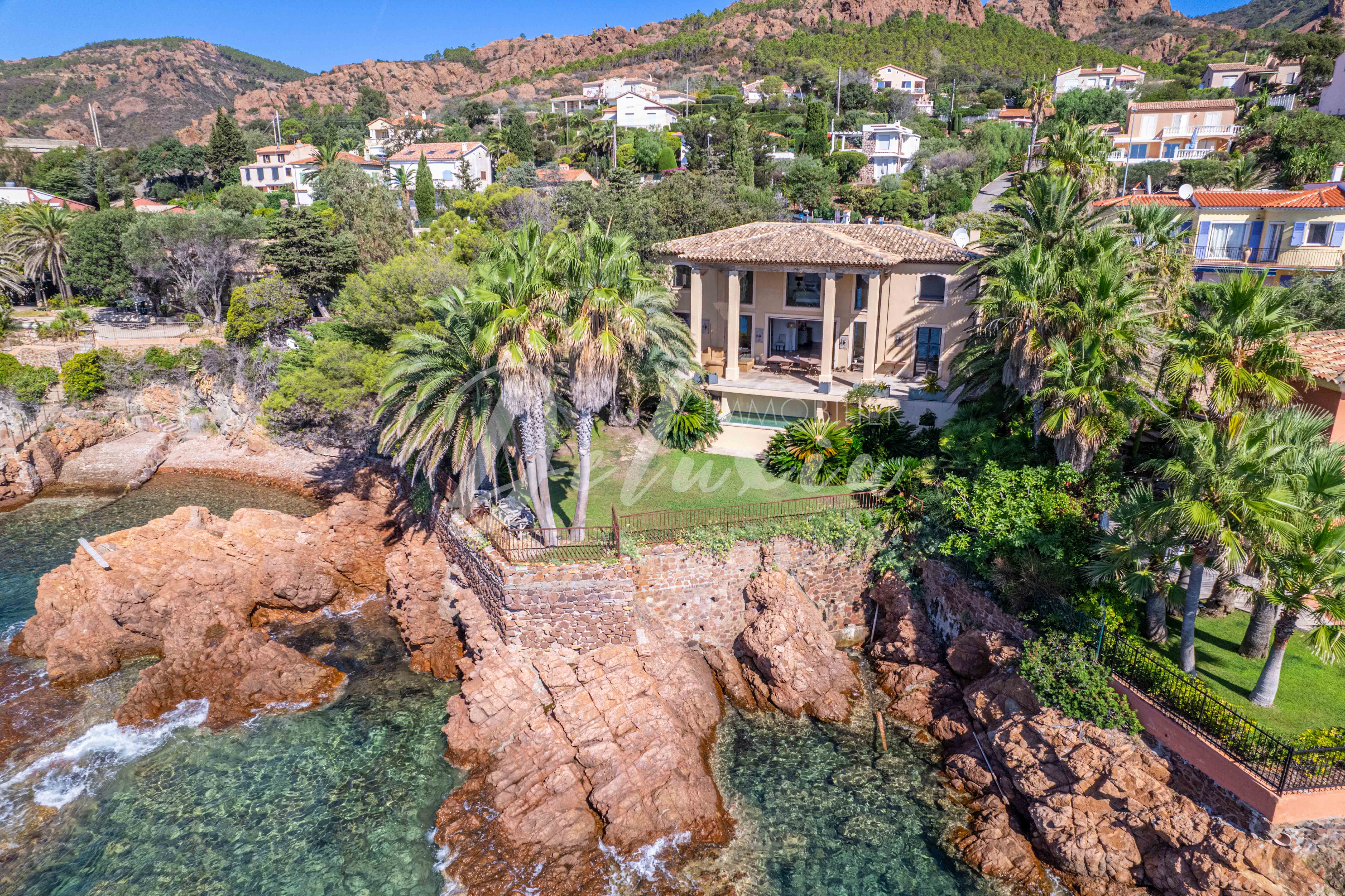 Achat propriété pieds dans l'eau à Saint-Raphaël 