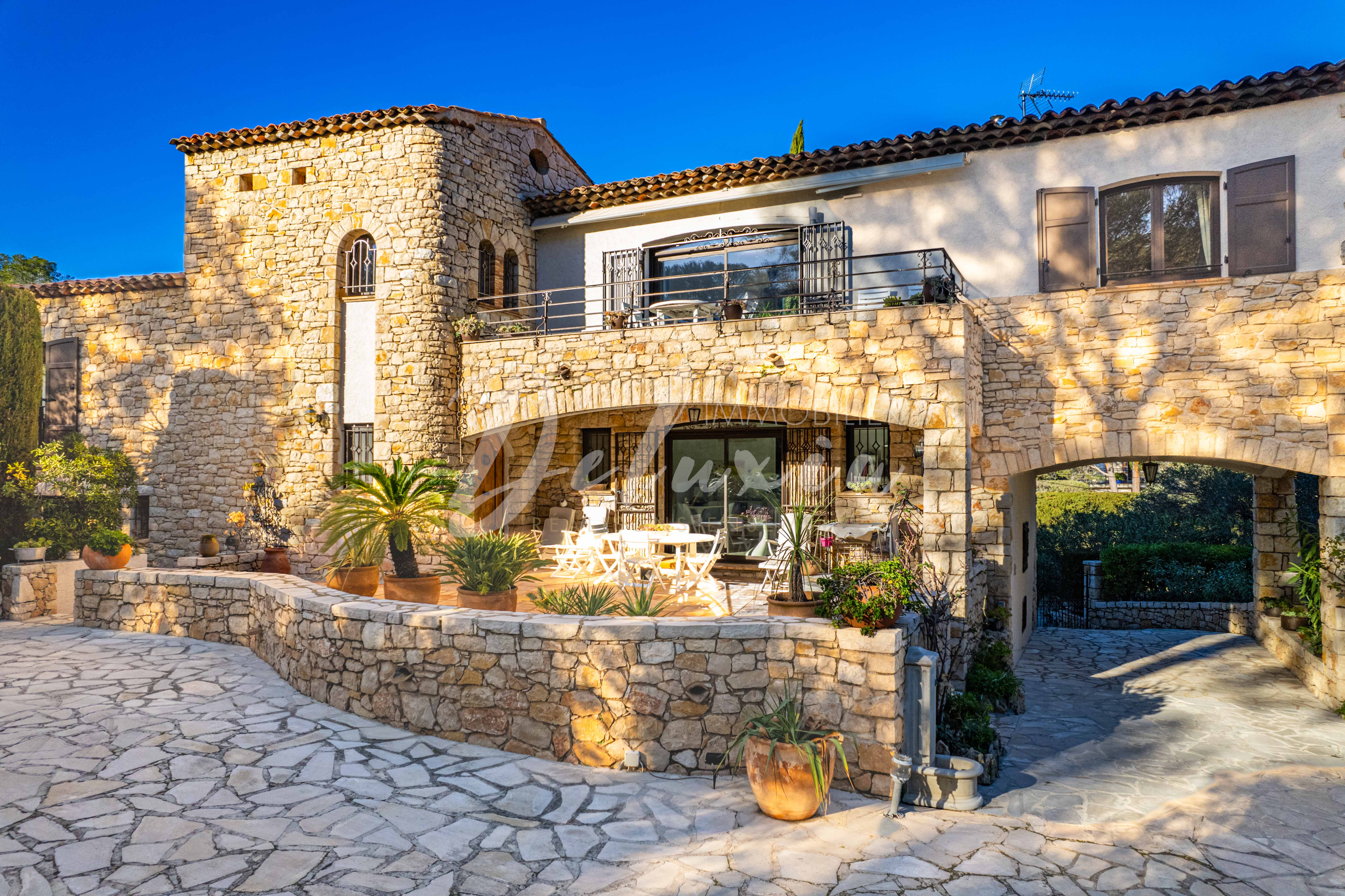 Villa avec dépendances à vendre à Saint-Raphaël
