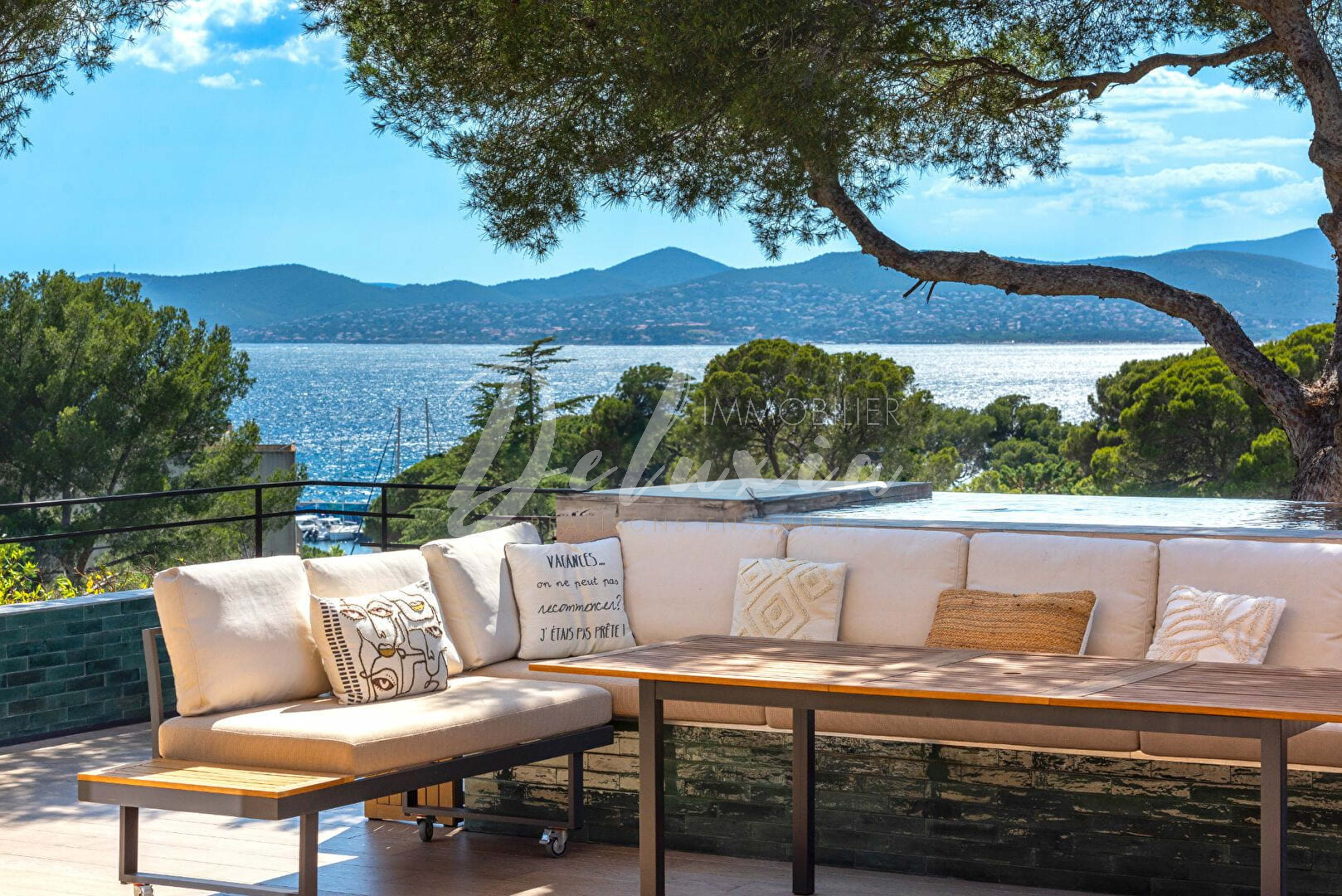Villa avec vue mer, proche des commerces du Port Santa Lucia et des criques, à Saint-Raphaël.