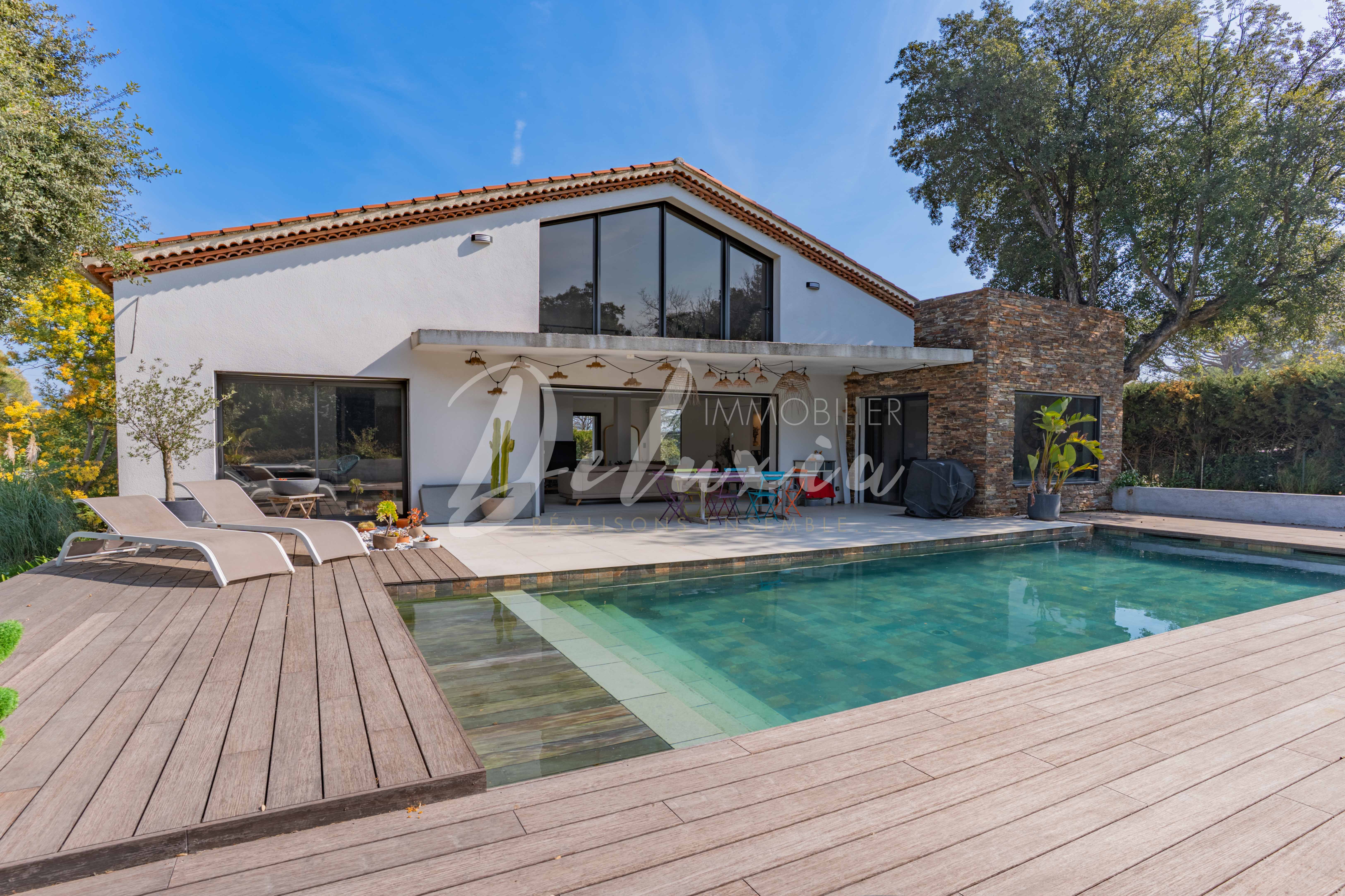 Villa rénovée avec piscine et 4 chambres au cœur de Valescure à Saint-Raphaël.