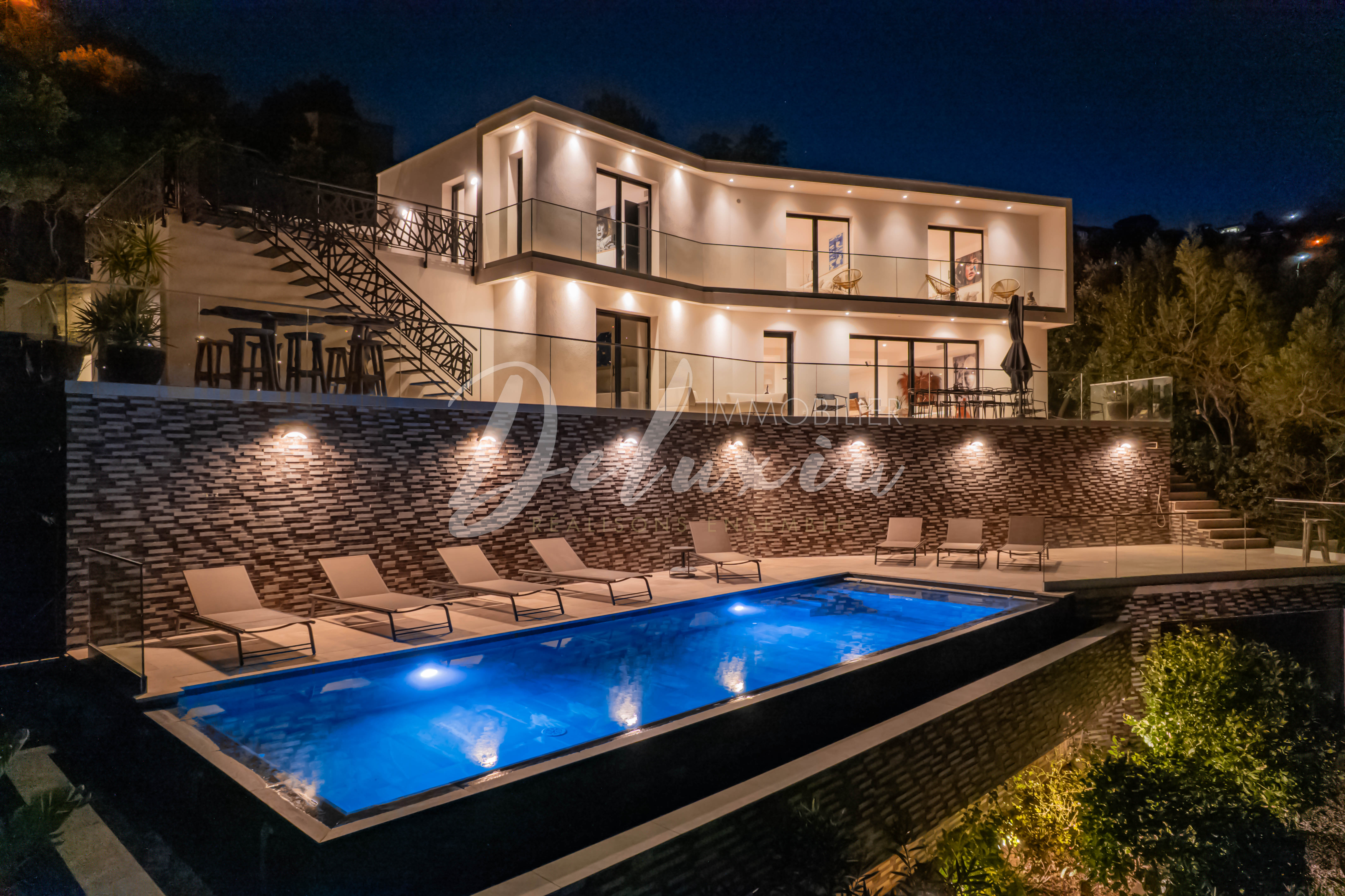 Villa avec 6 chambres, piscine, vue mer, dépendance et grand garage aux Issambres.