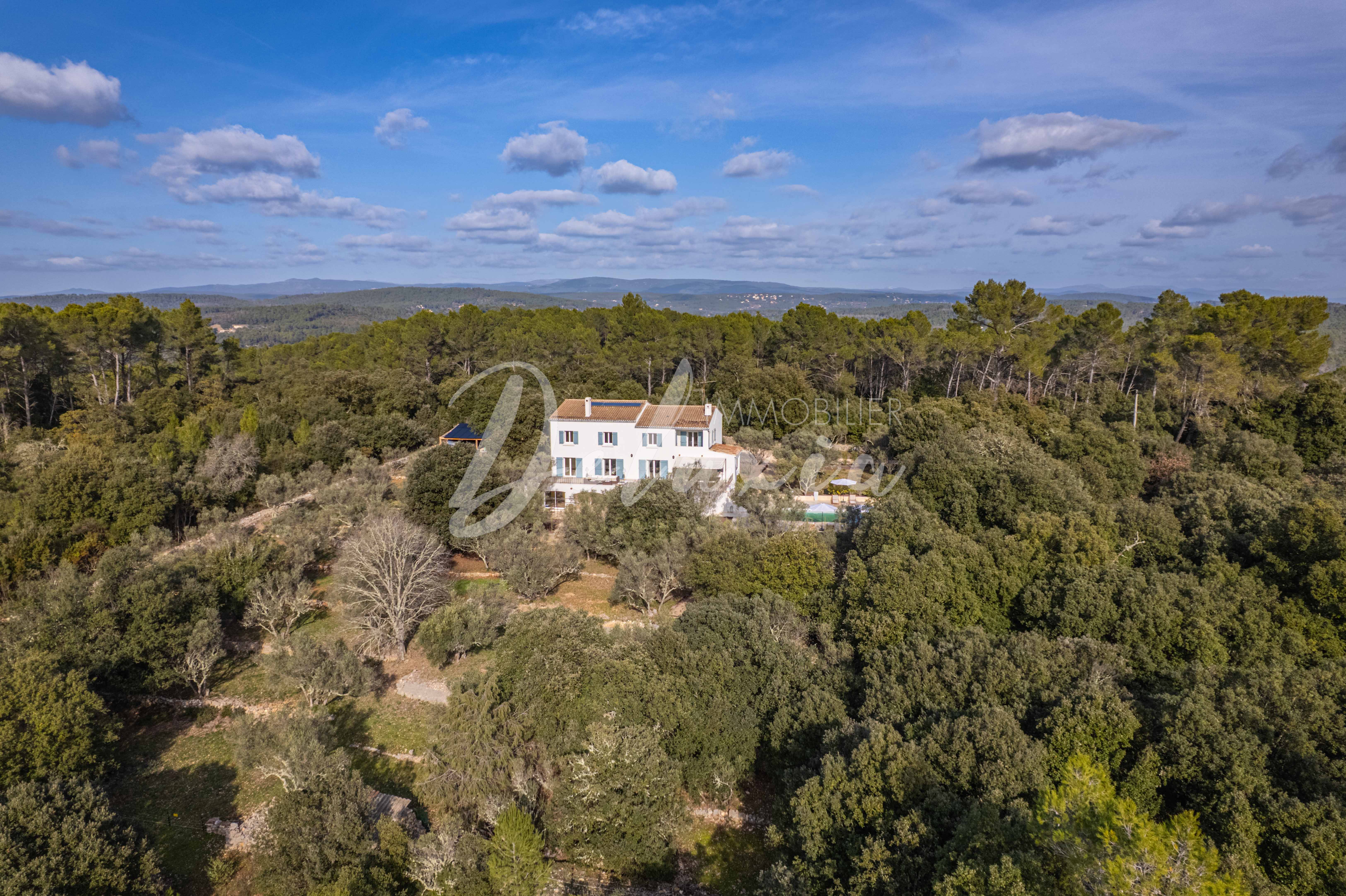 Propriété à vendre avec grand terrain au Thoronet 