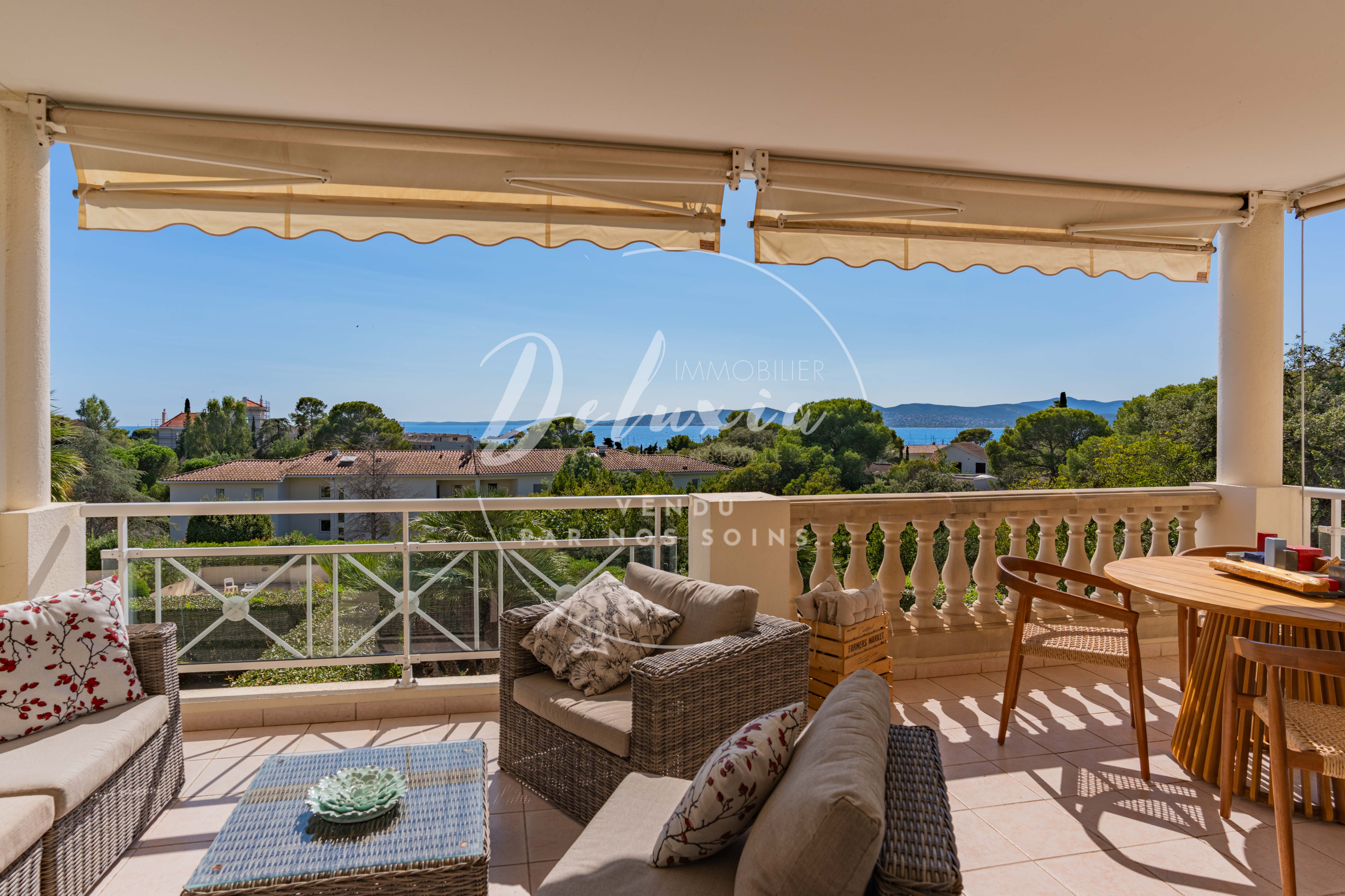 Appartement rénové avec vue mer, 3 chambres, grande terrasse et double garage, dans une résidence avec piscine proche de la plage à Saint-Raphaël.