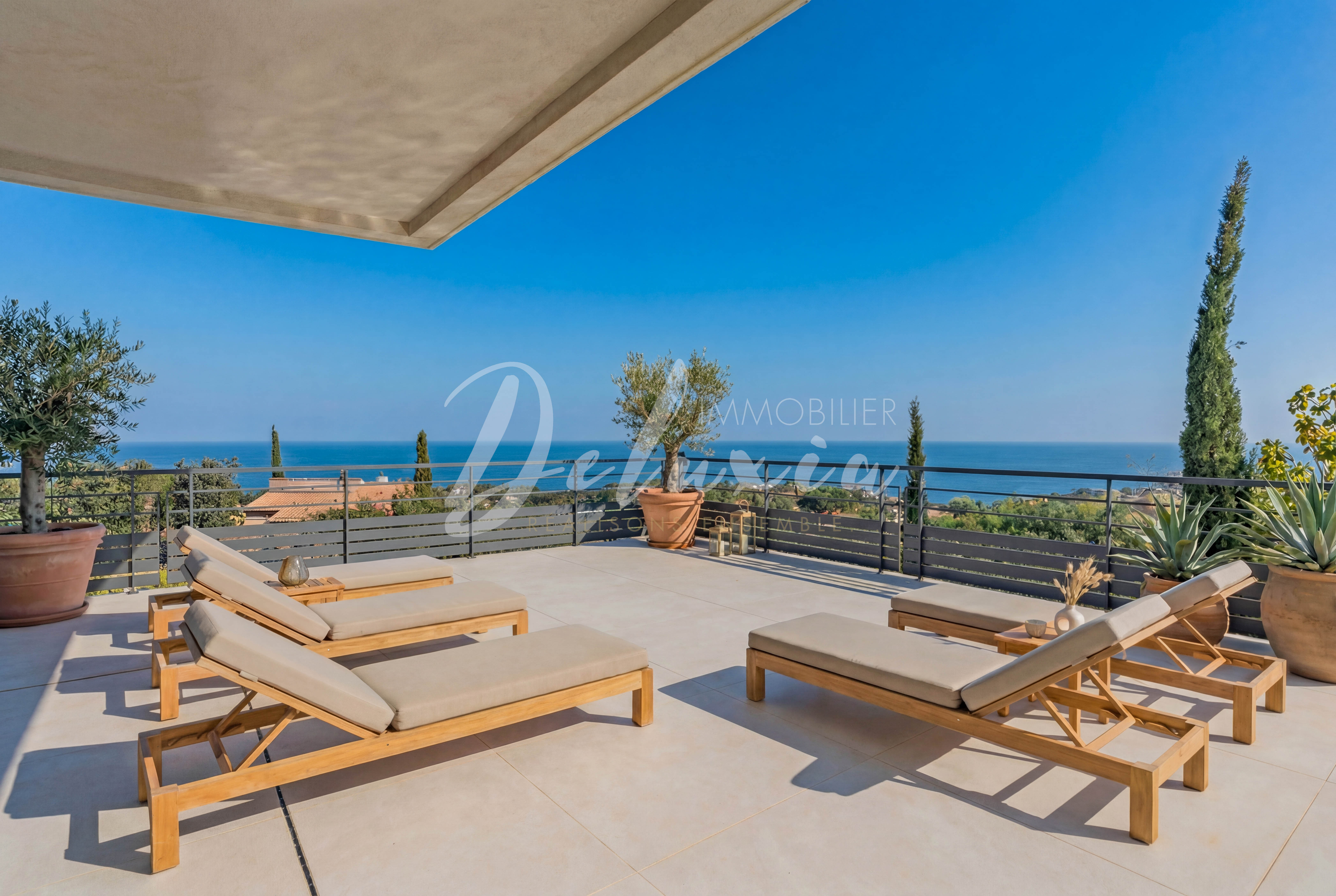 Villa de luxe avec grande terrasse panoramique et vue mer imprenable à vendre aux Issambres.