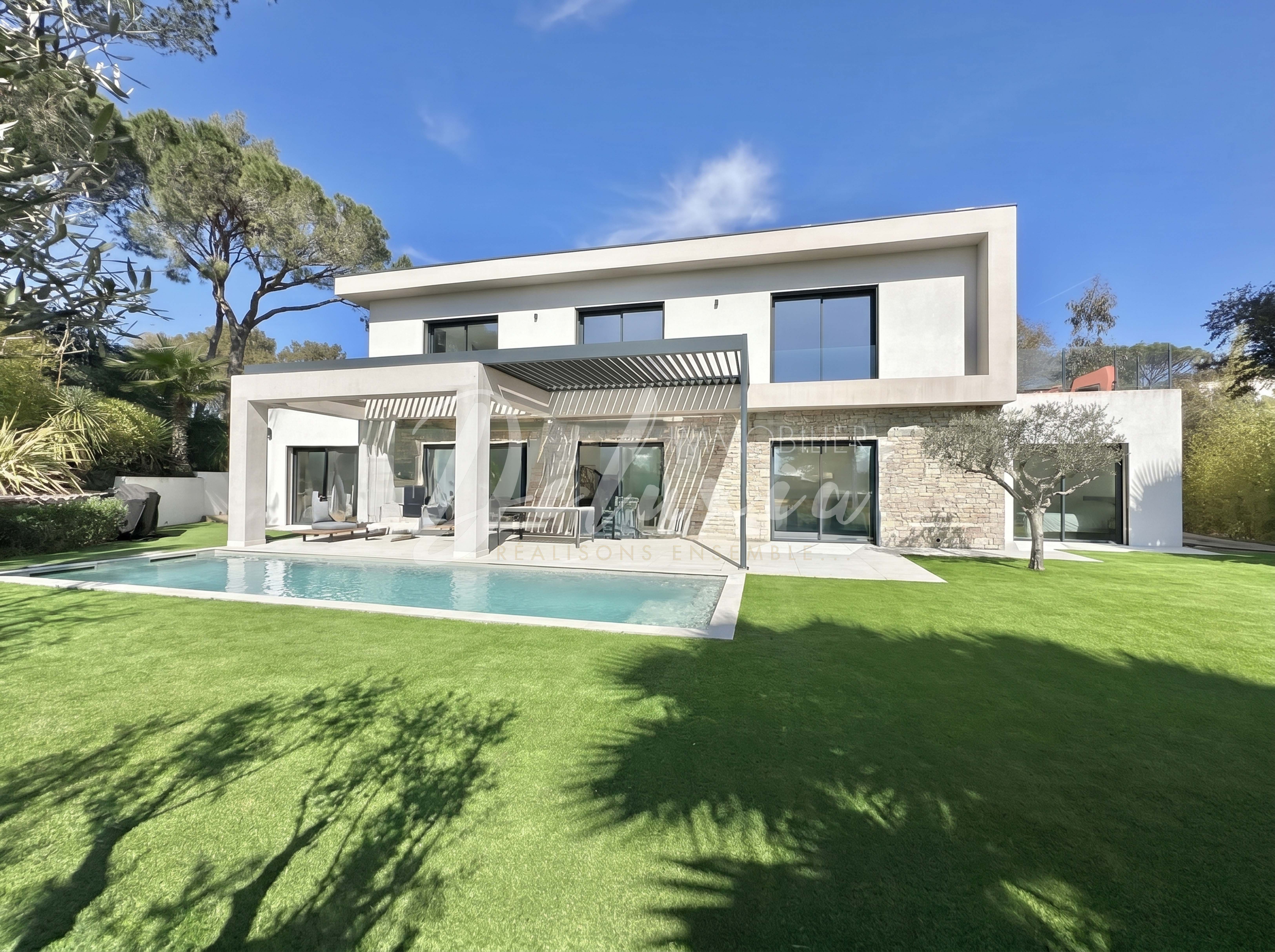 Villa contemporaine avec piscine chauffée et prestations haut de gamme à Fréjus.