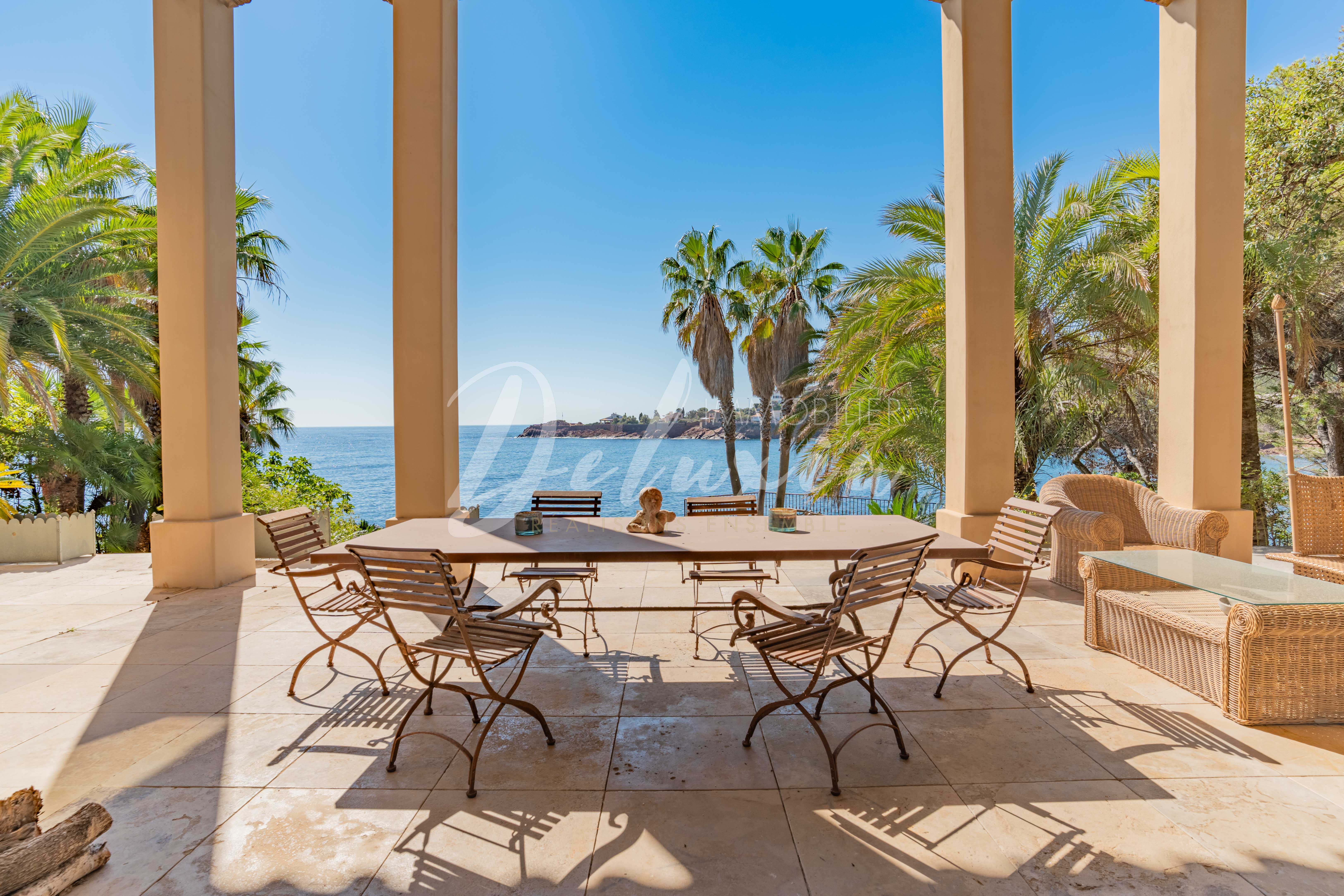 Villa pieds dans l'eau à vendre avec piscine à Saint-Raphaël 
