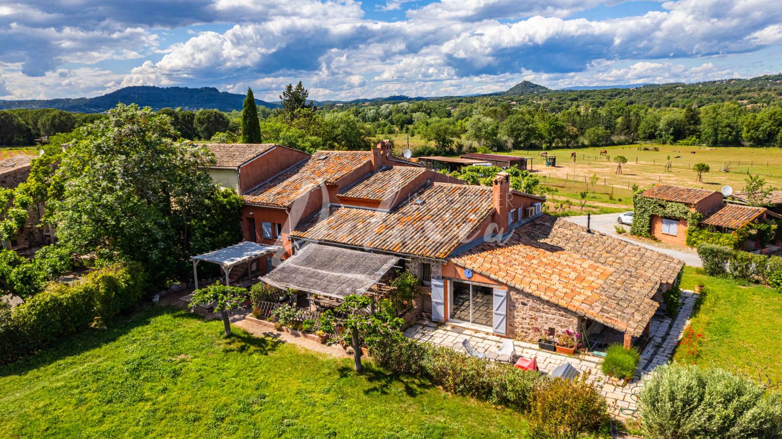 Propriété avec plusieurs dépendances à vendre à Vidauban. 