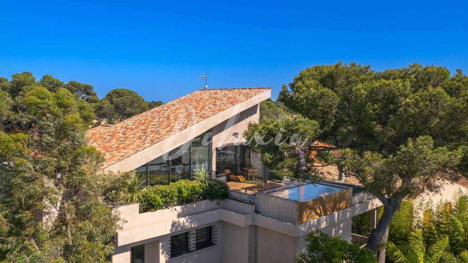 Villa avec vue mer, proche des commerces du Port Santa Lucia et des criques, à Saint-Raphaël.