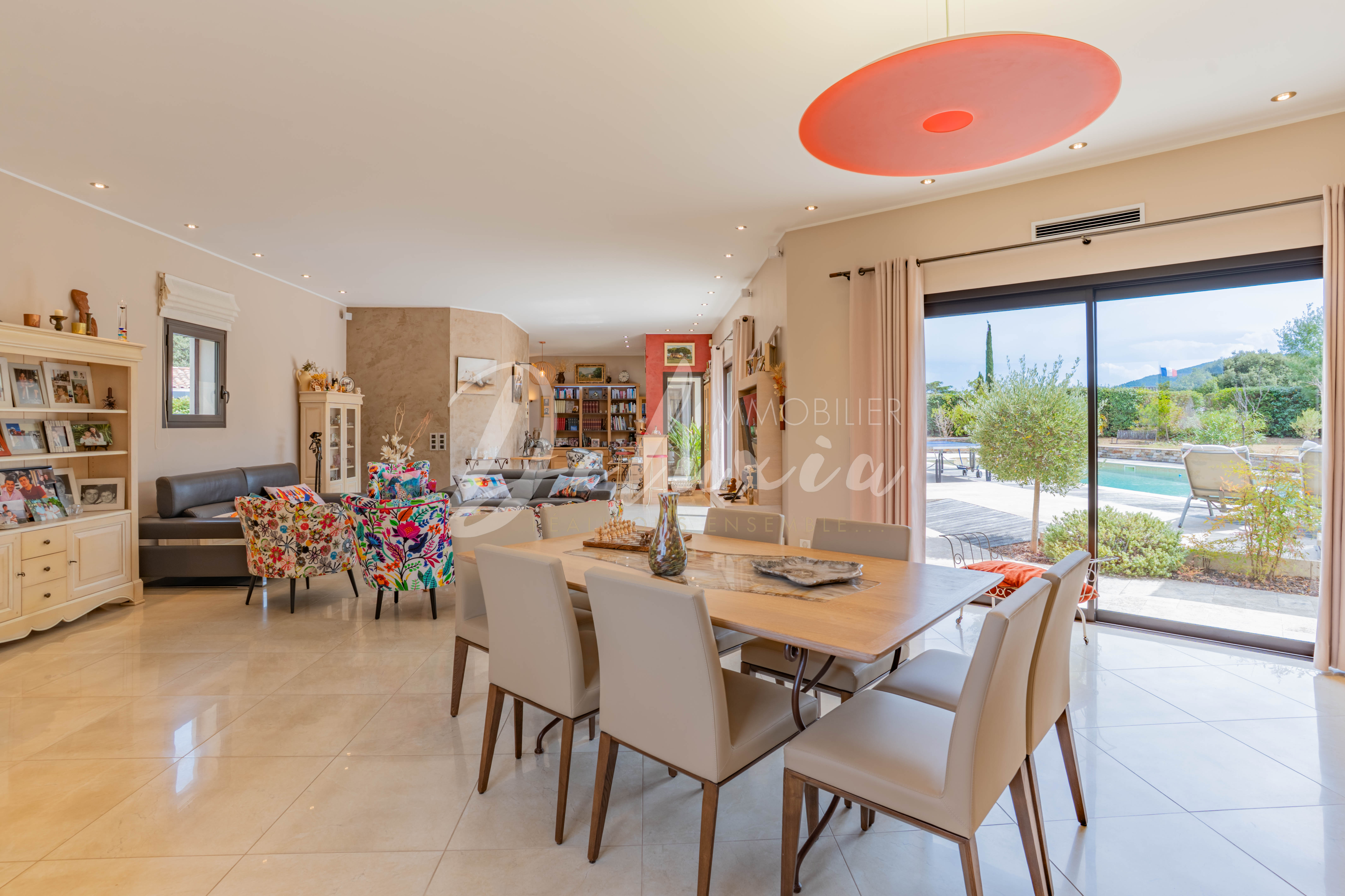 Acheter villa avec grande pièce de vie à Roquebrune-sur-Argens