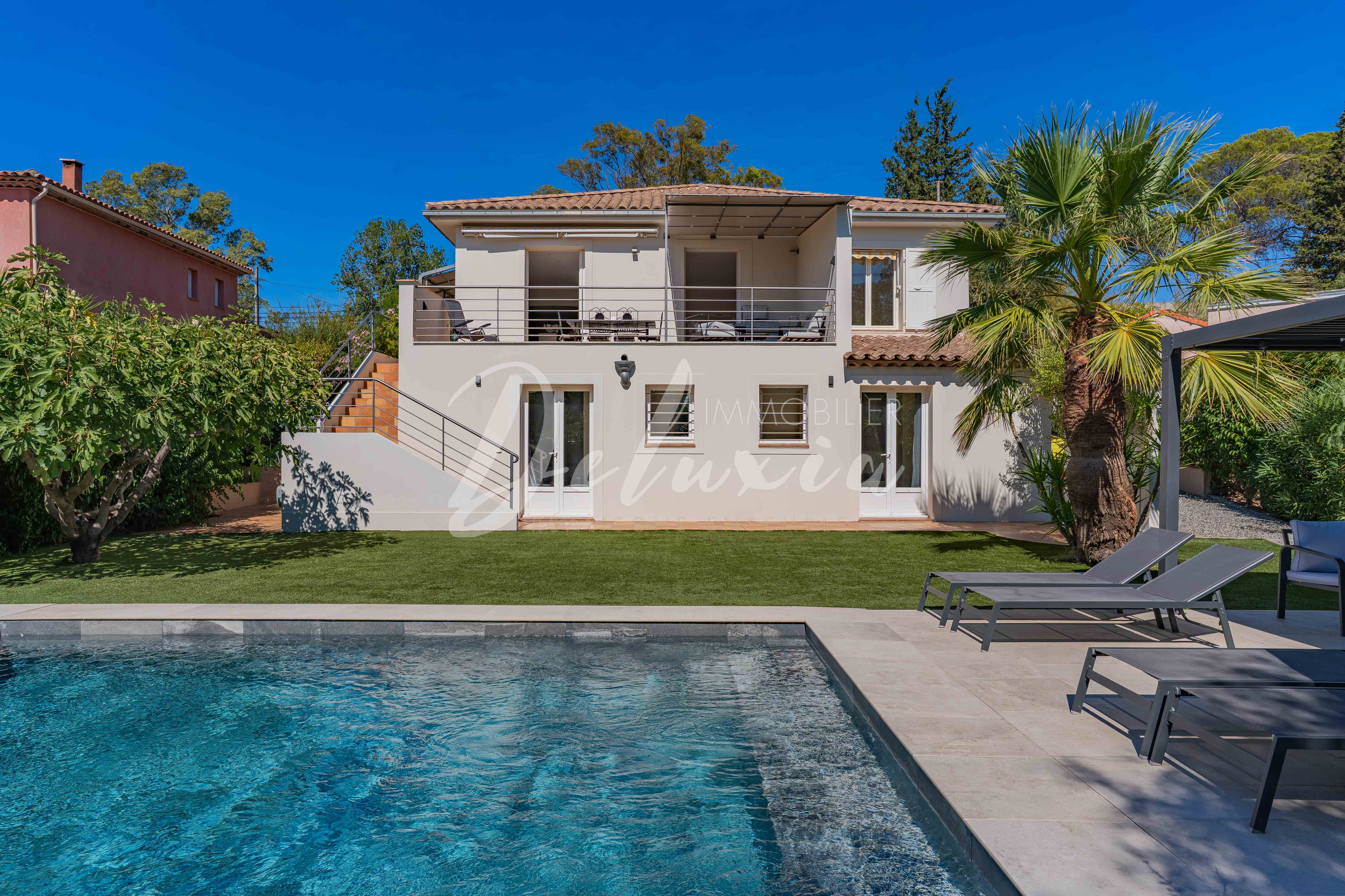 Acheter une villa rénovée à Saint-Raphaël. 