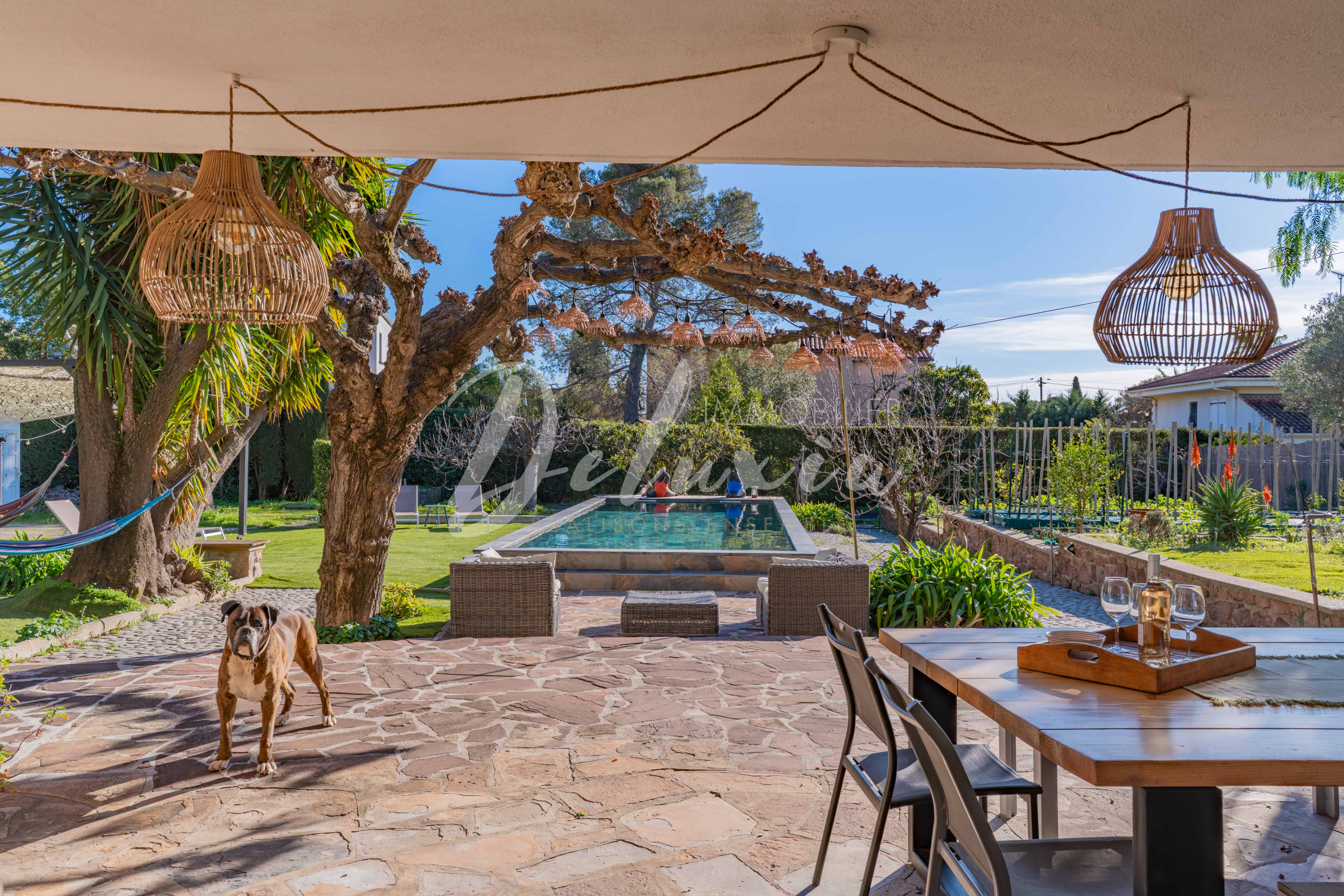 Maison à vendre avec de grands espaces extérieurs à Saint-Raphaël