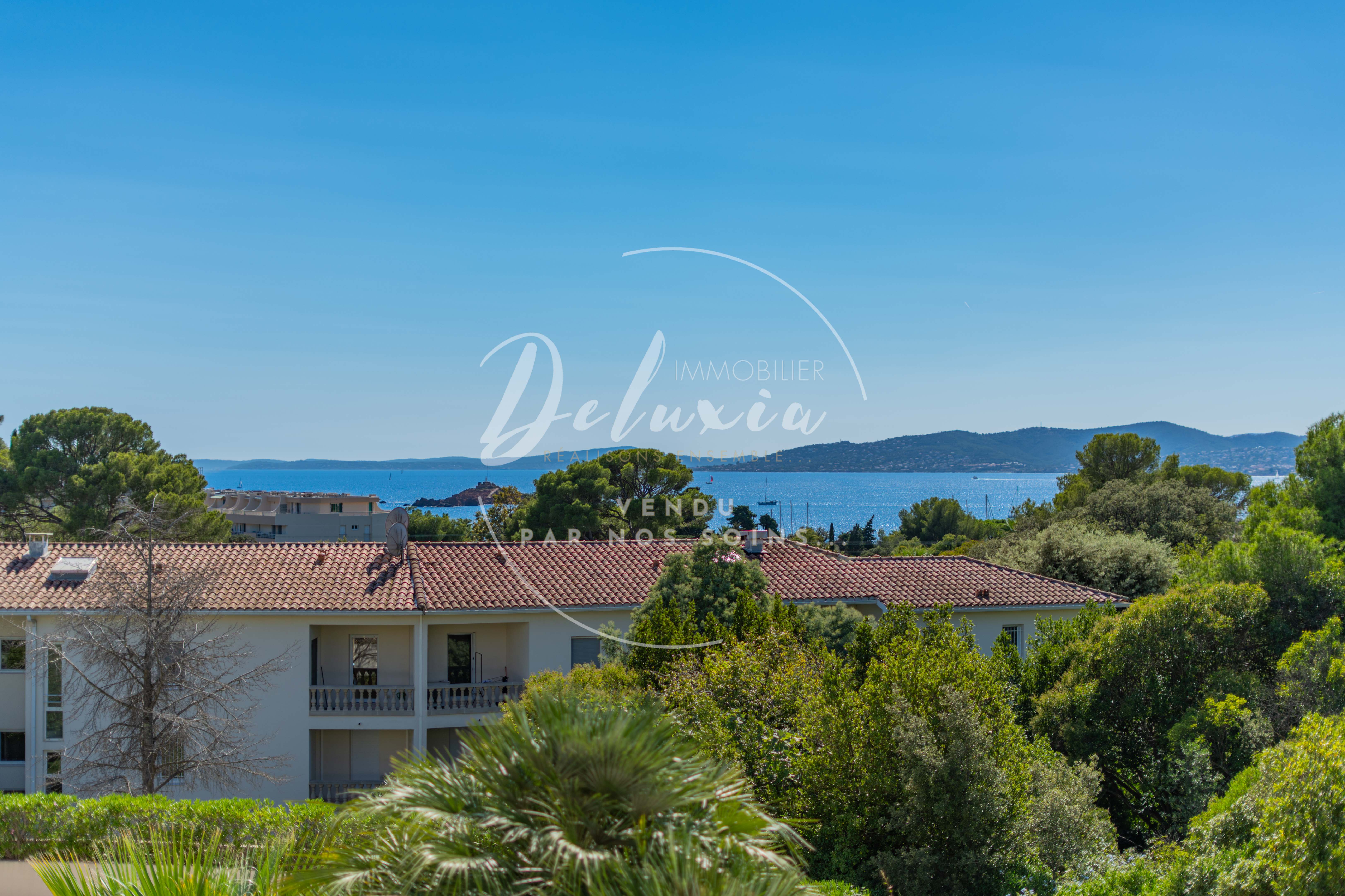 Appartement rénové avec vue mer, 3 chambres, grande terrasse et double garage, dans une résidence avec piscine proche de la plage à Saint-Raphaël.