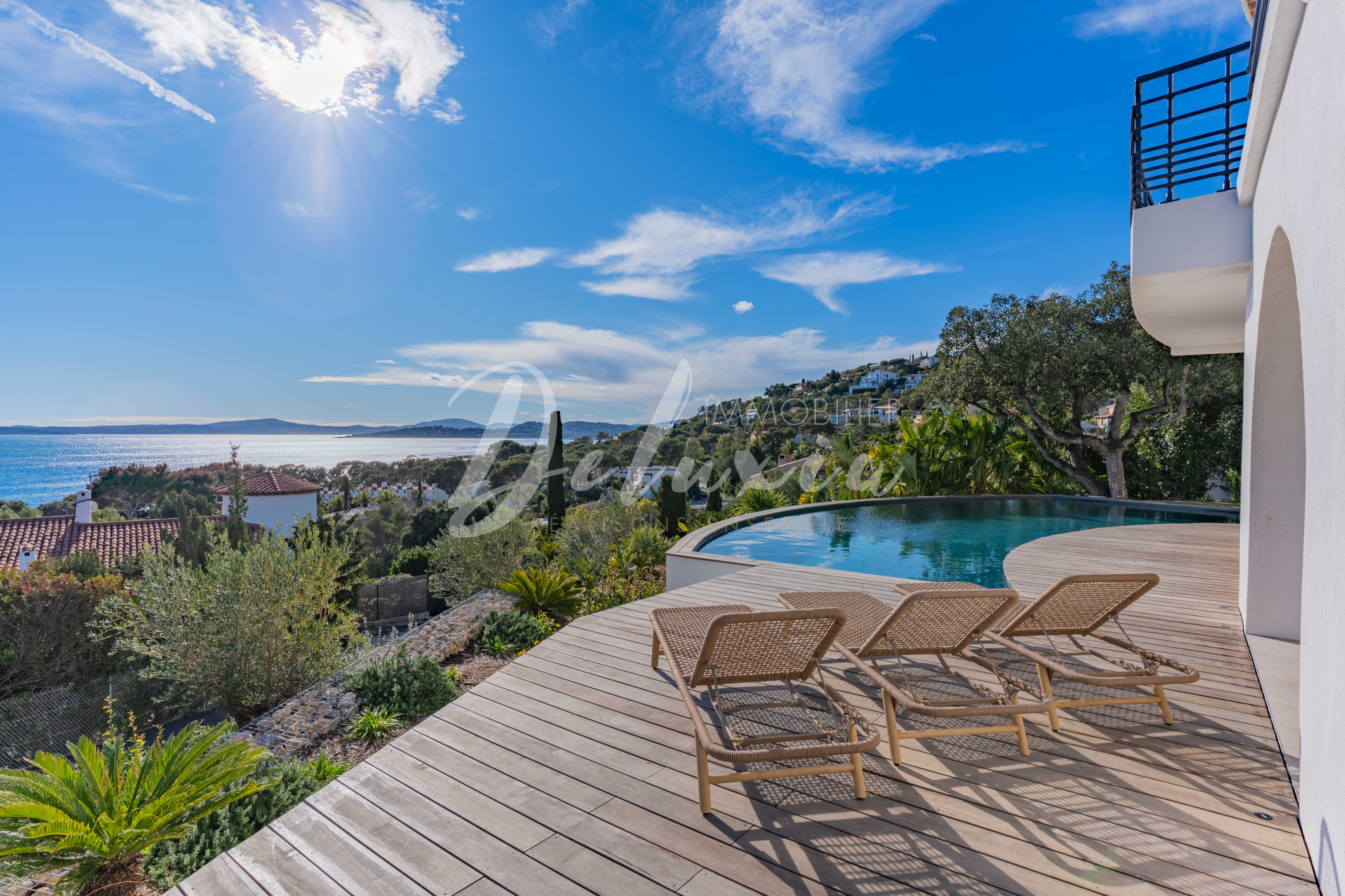 Villa à vendre avec grande terrasse vue mer sur la Côte d'Azur