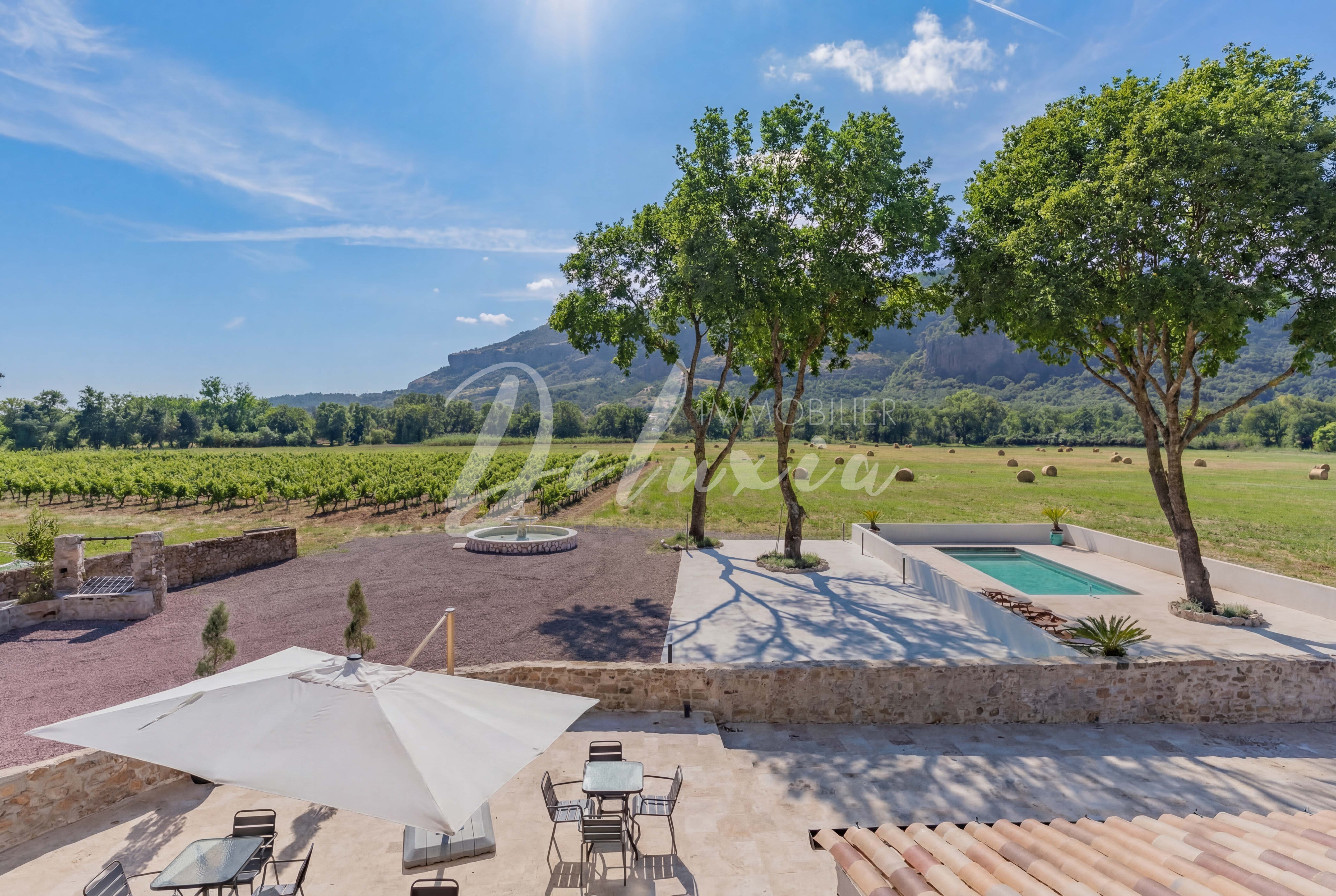 Bastide avec vue panoramique sur les vignes et la nature provençale.