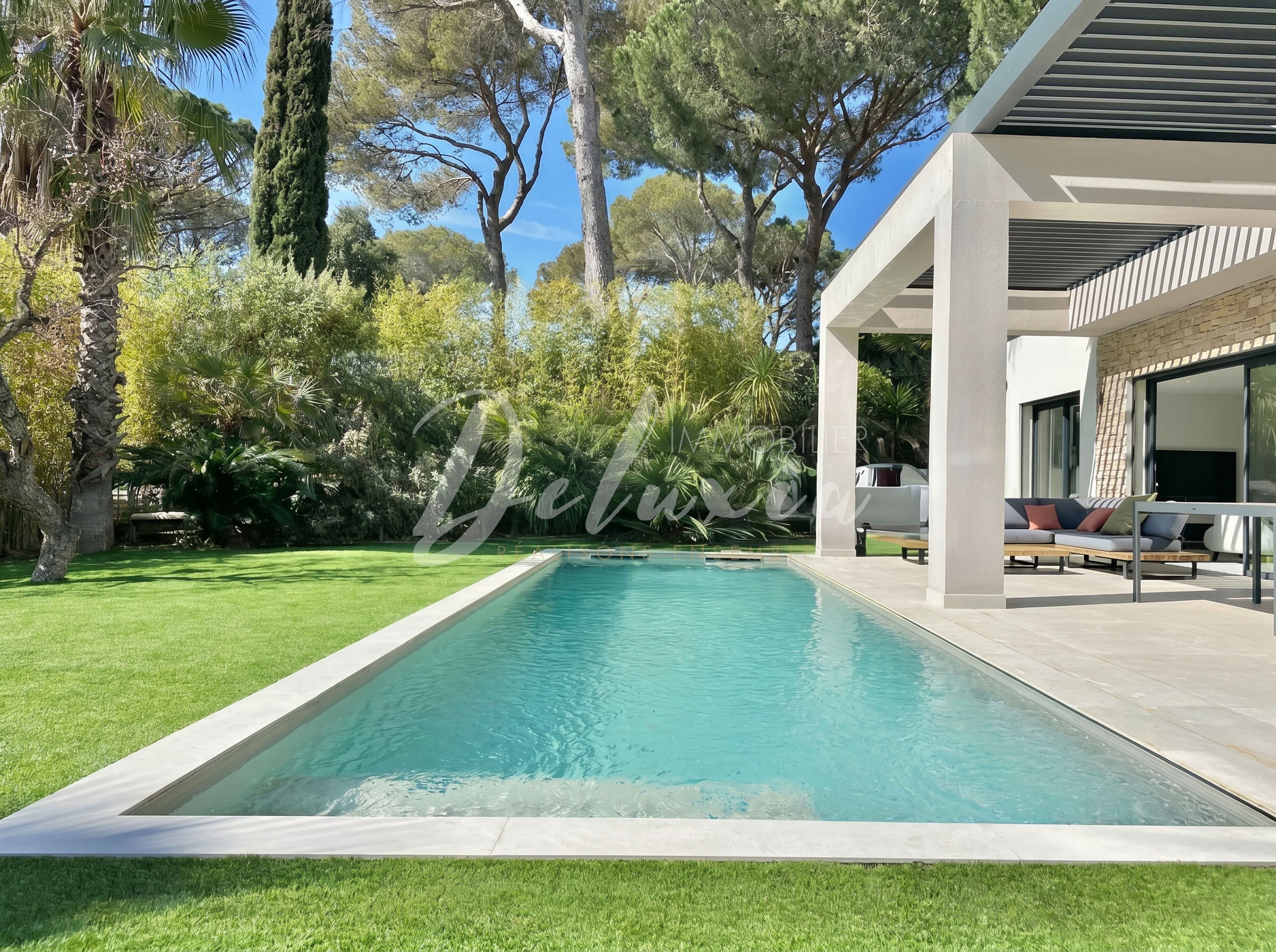 Villa contemporaine avec piscine chauffée et prestations haut de gamme à Fréjus.