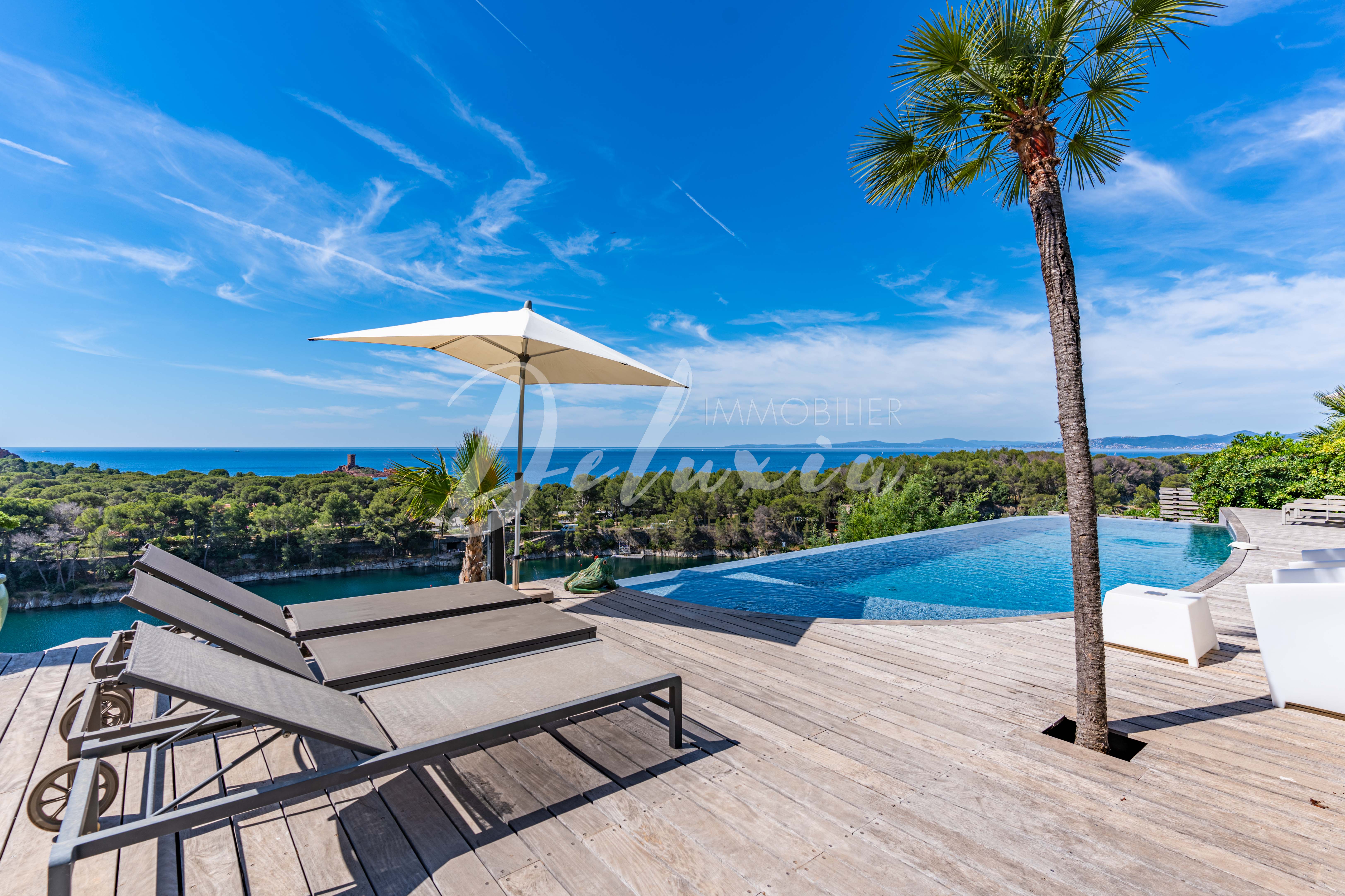 Maison avec piscine à débordement et vue mer à vendre à Saint-Raphaël