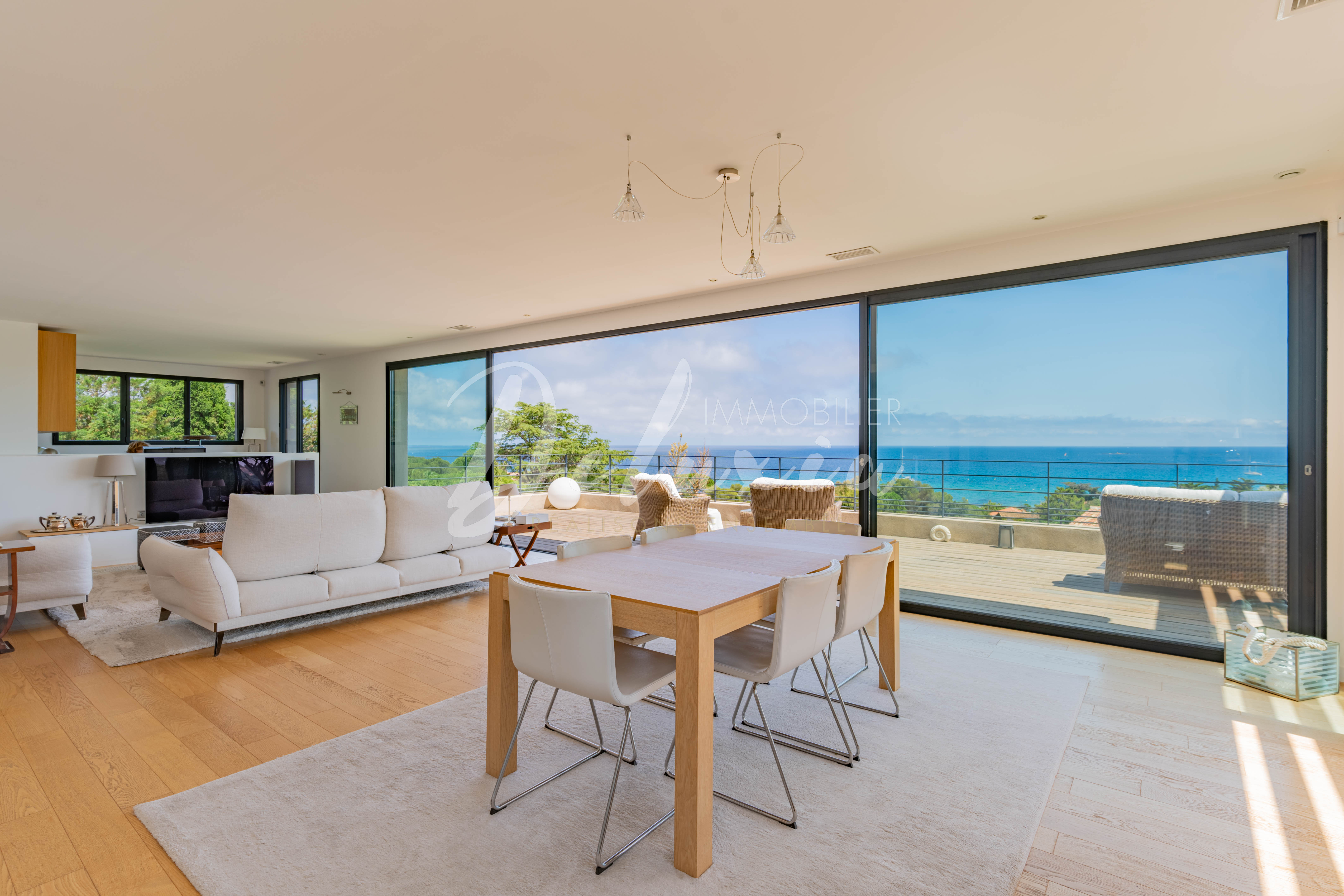 Villa à vendre avec grand séjour vue mer à Sainte-Maxime
