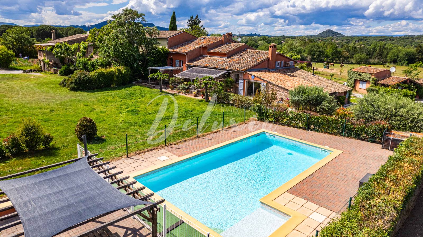 Achat maison avec dépendances et piscine à Vidauban. 