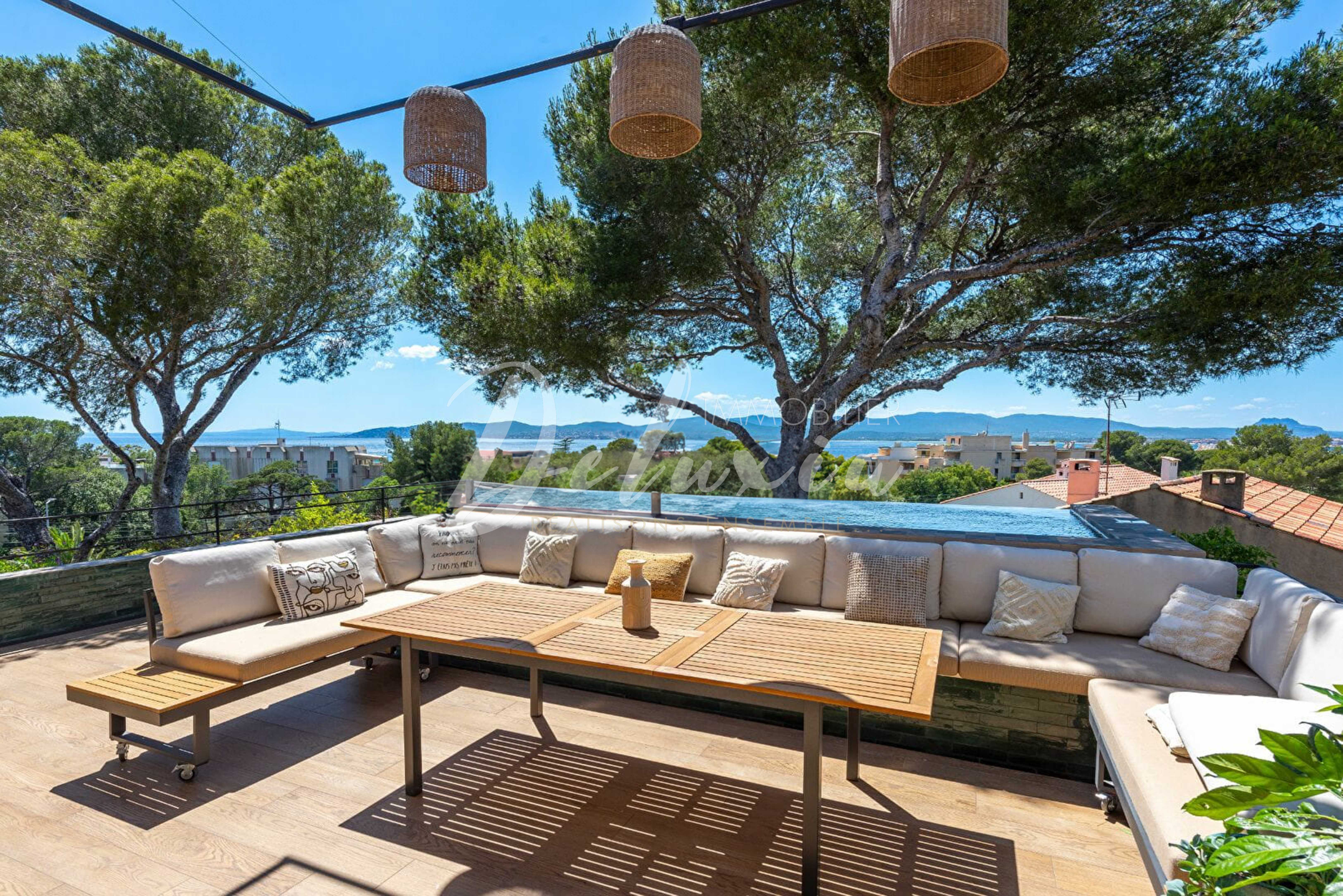 Villa avec vue mer, proche des commerces du Port Santa Lucia et des criques, à Saint-Raphaël.