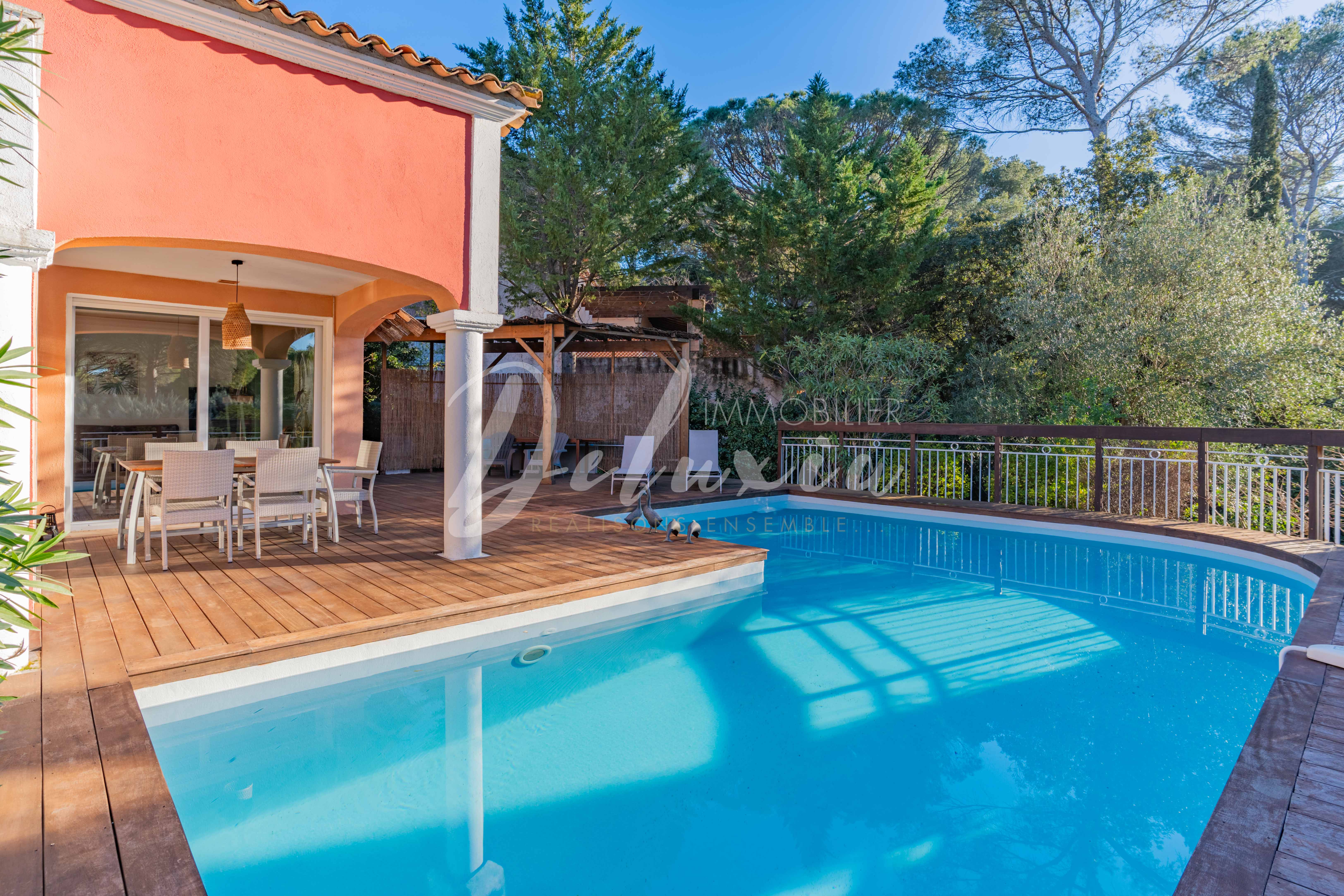 Villa à vendre avec grande terrasse à Saint-Raphaël 