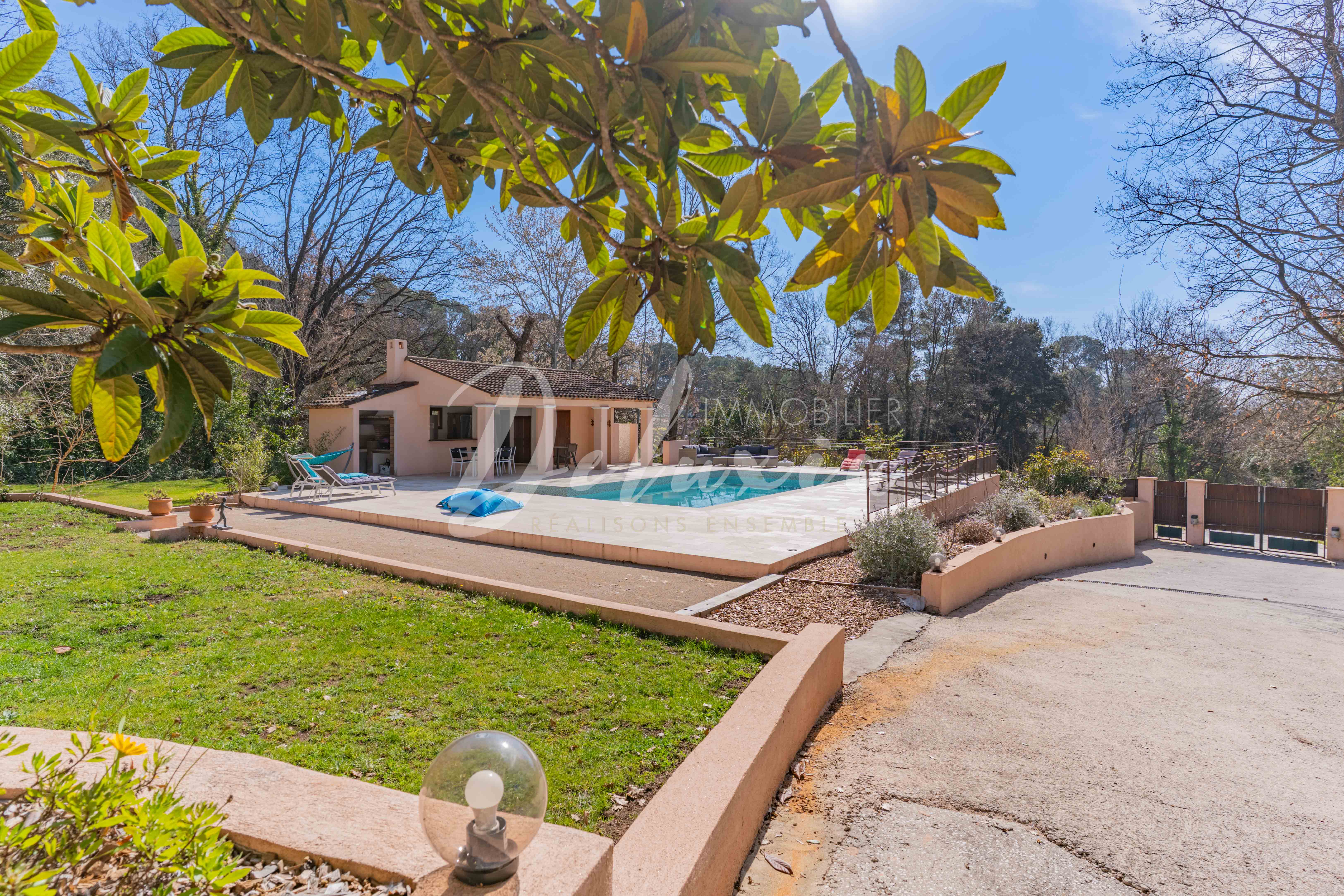 Achat villa avec grande piscine et pool-house à La Motte