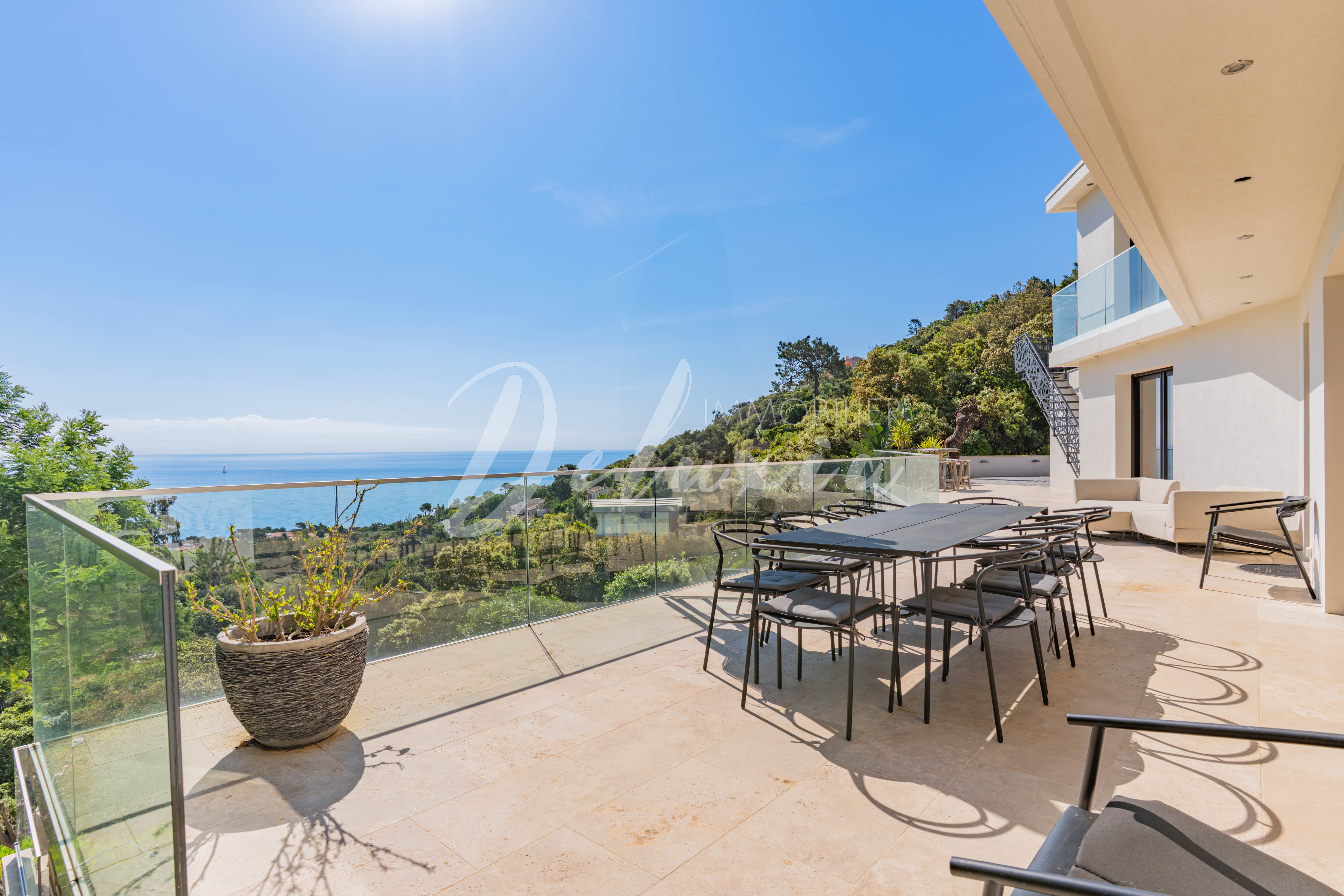 Villa avec 6 chambres, piscine, vue mer, dépendance et grand garage aux Issambres.