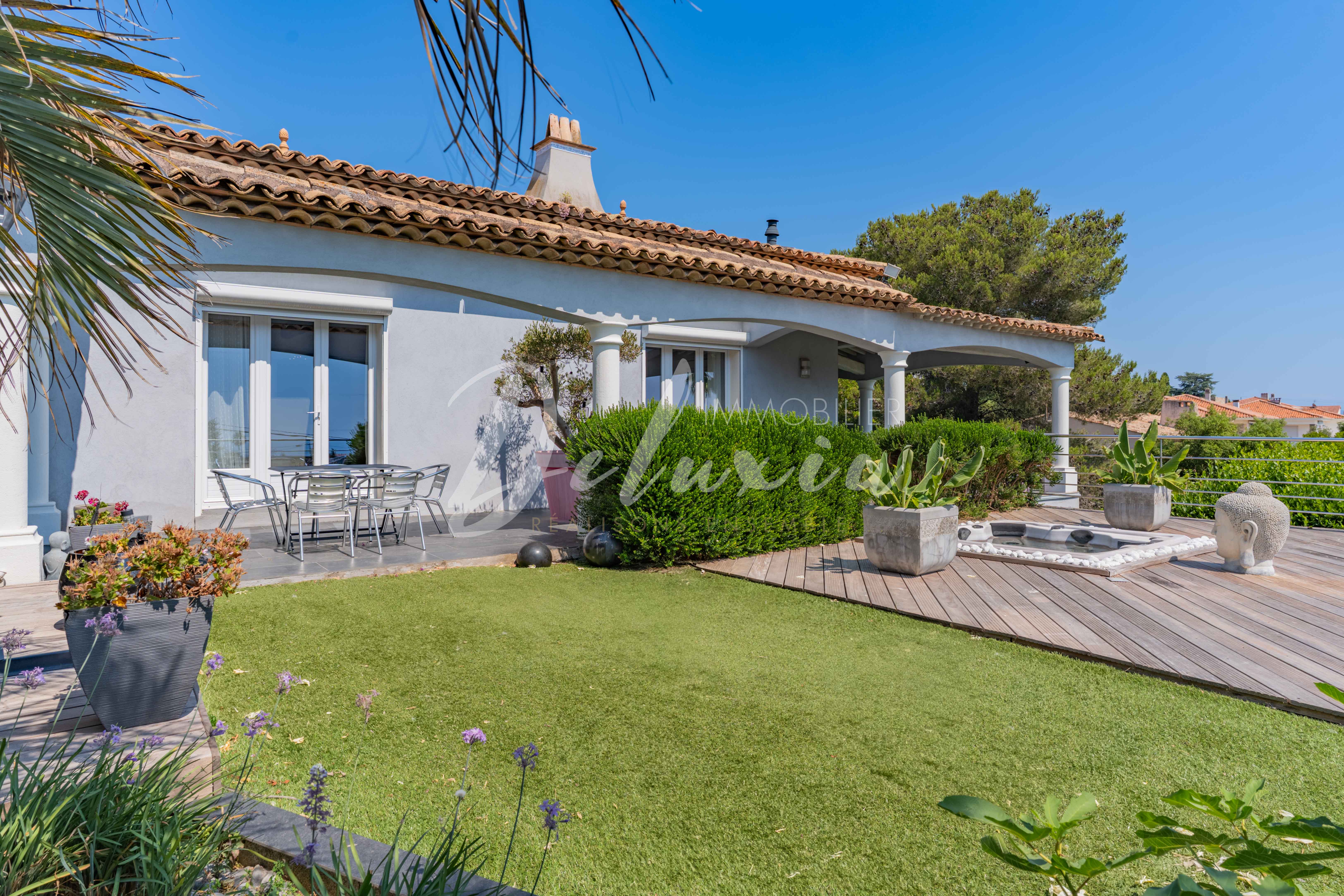 Villa à vendre avec de grands extérieurs à Saint-Aygulf 