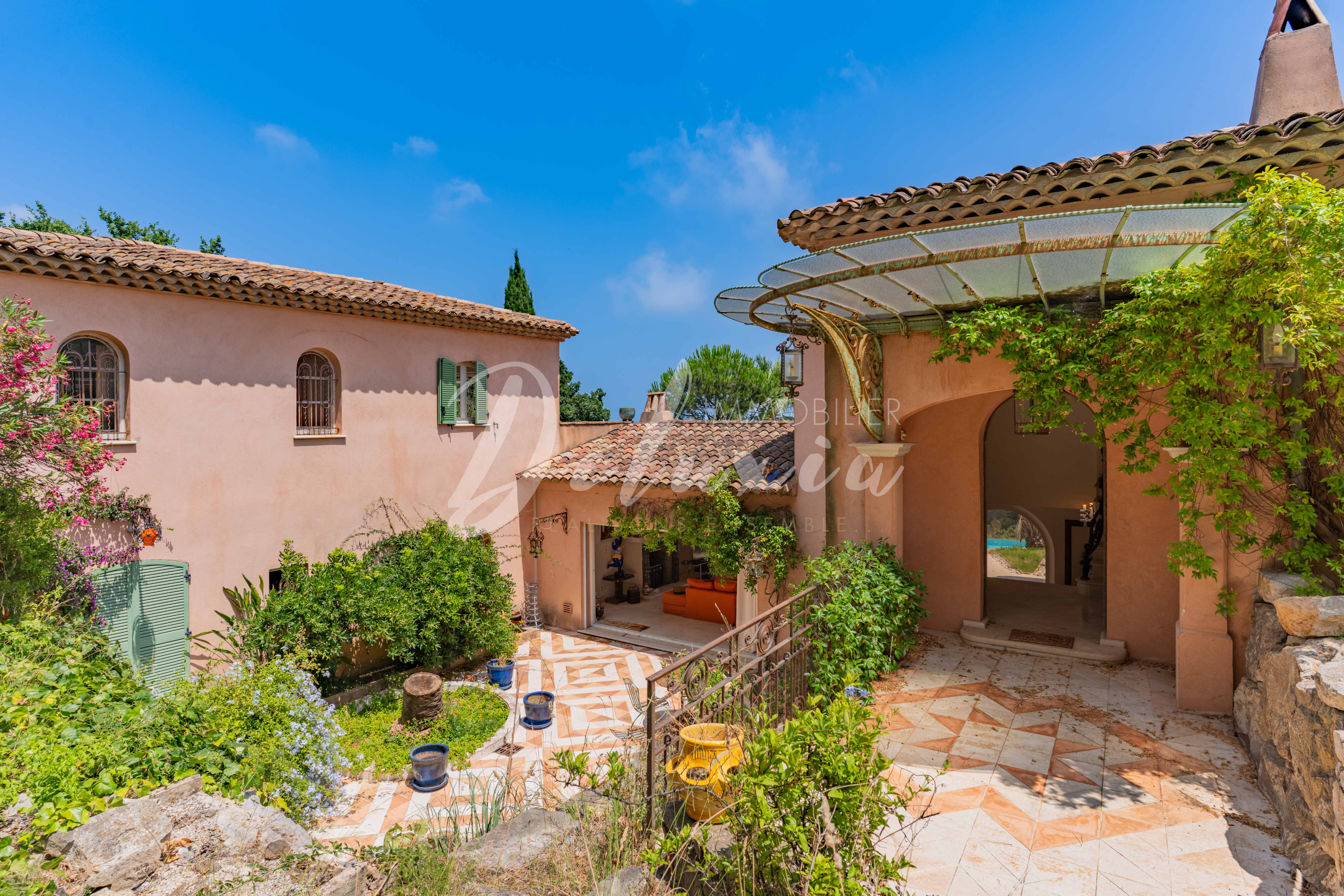 Villa à vendre avec patio intérieur à Ramatuelle 