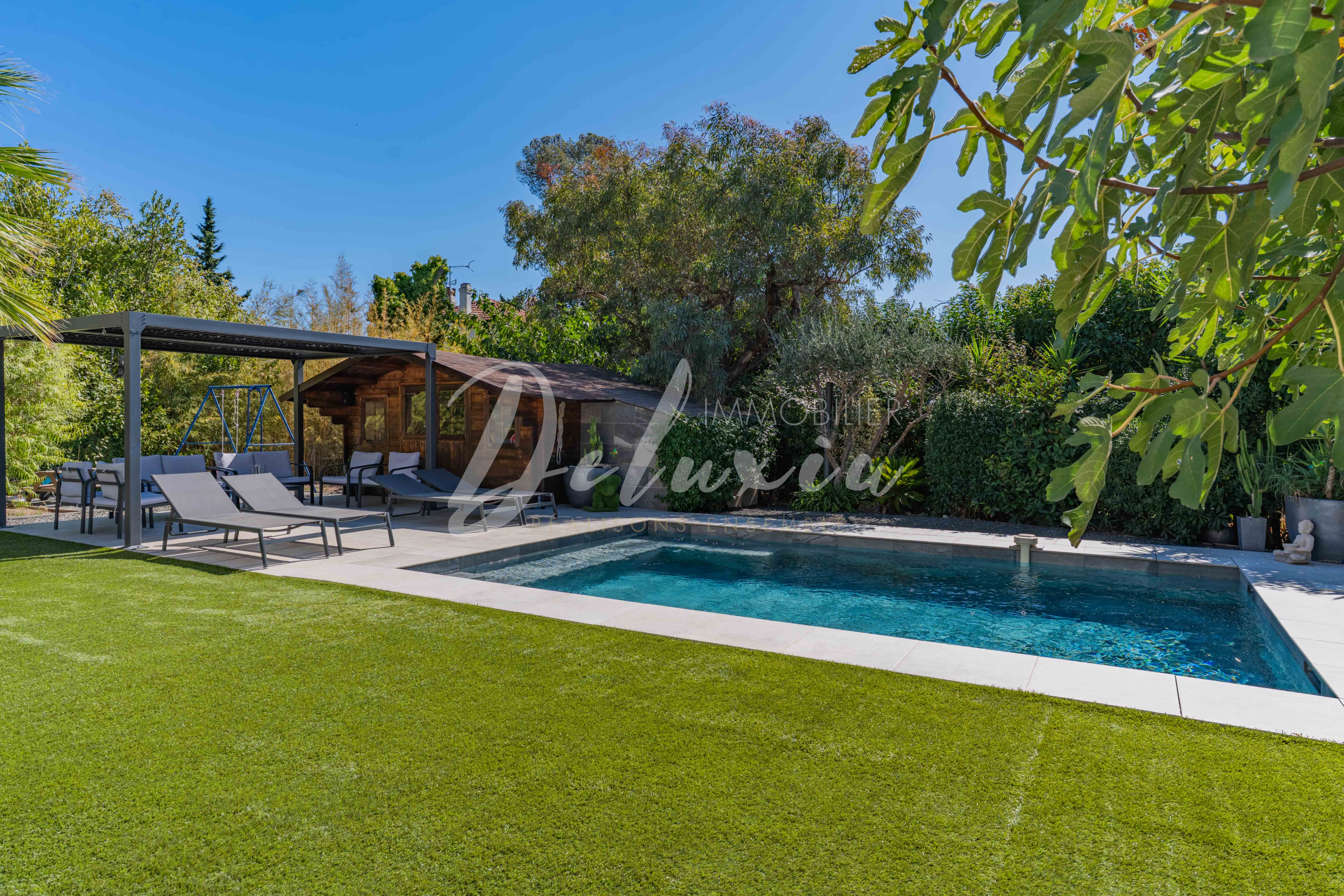 Villa avec piscine à vendre sur la Côte d'Azur. 