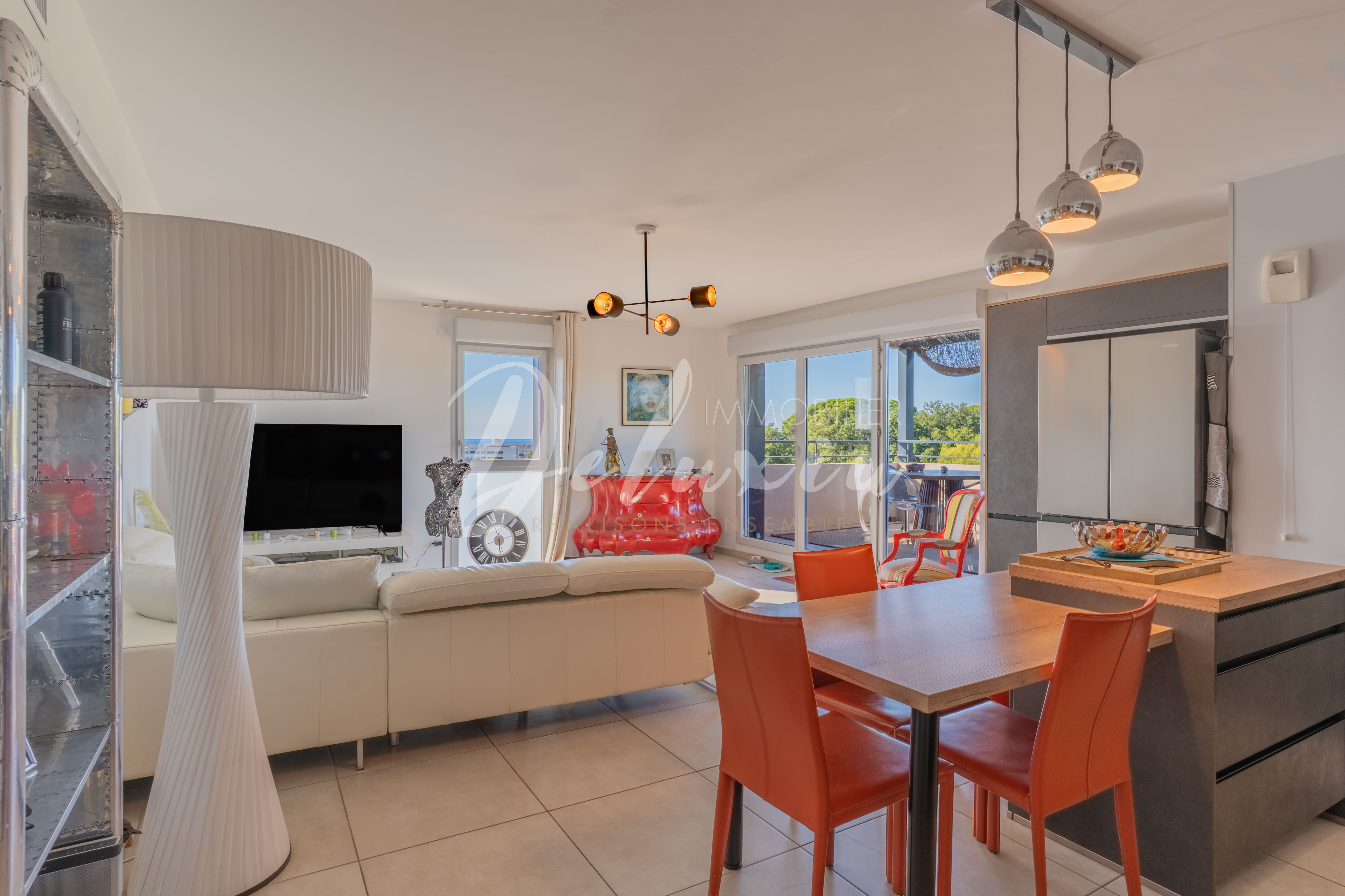Appartement à vendre avec pièce de vie lumineuse à Fréjus. 
