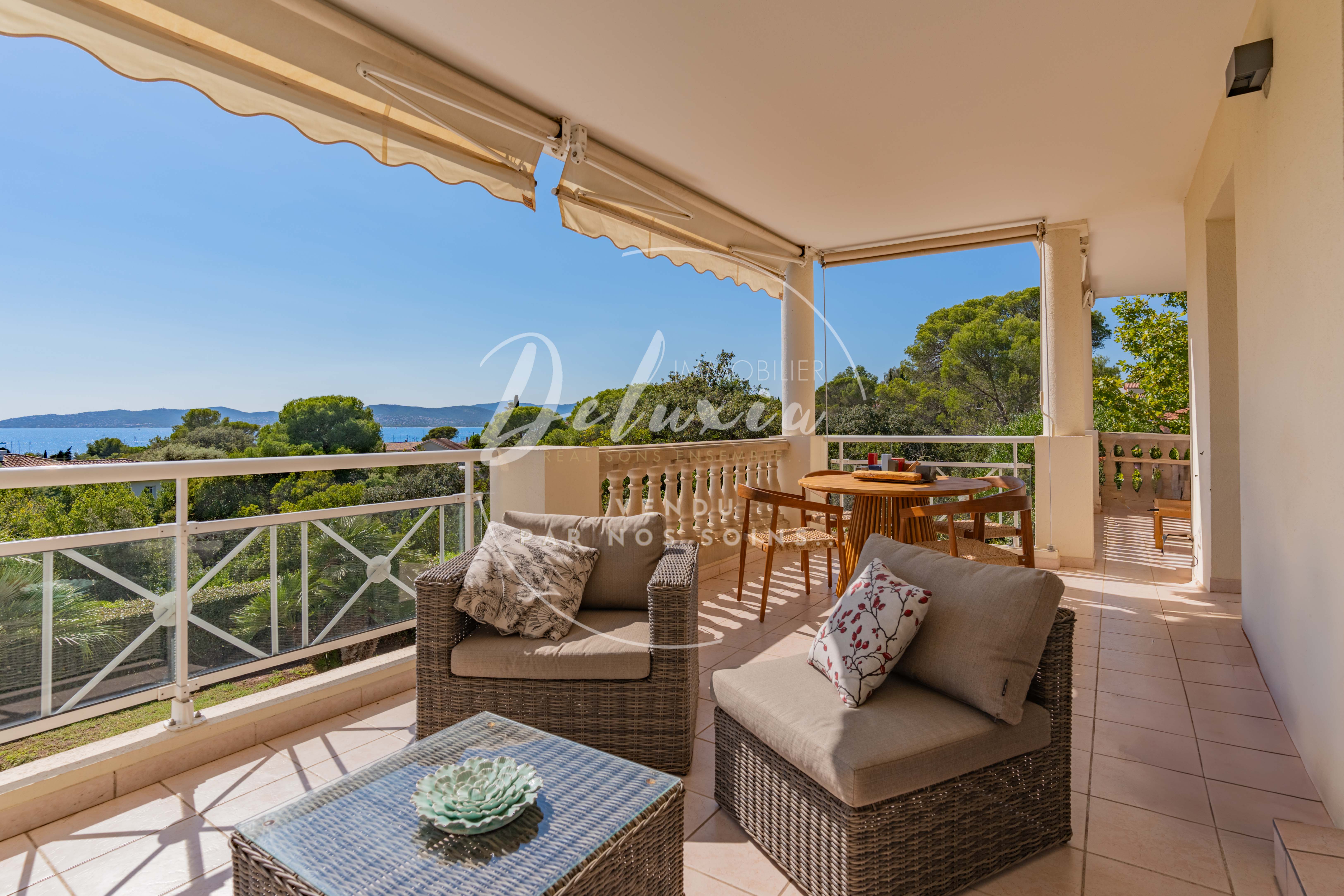 Appartement rénové avec vue mer, 3 chambres, grande terrasse et double garage, dans une résidence avec piscine proche de la plage à Saint-Raphaël.