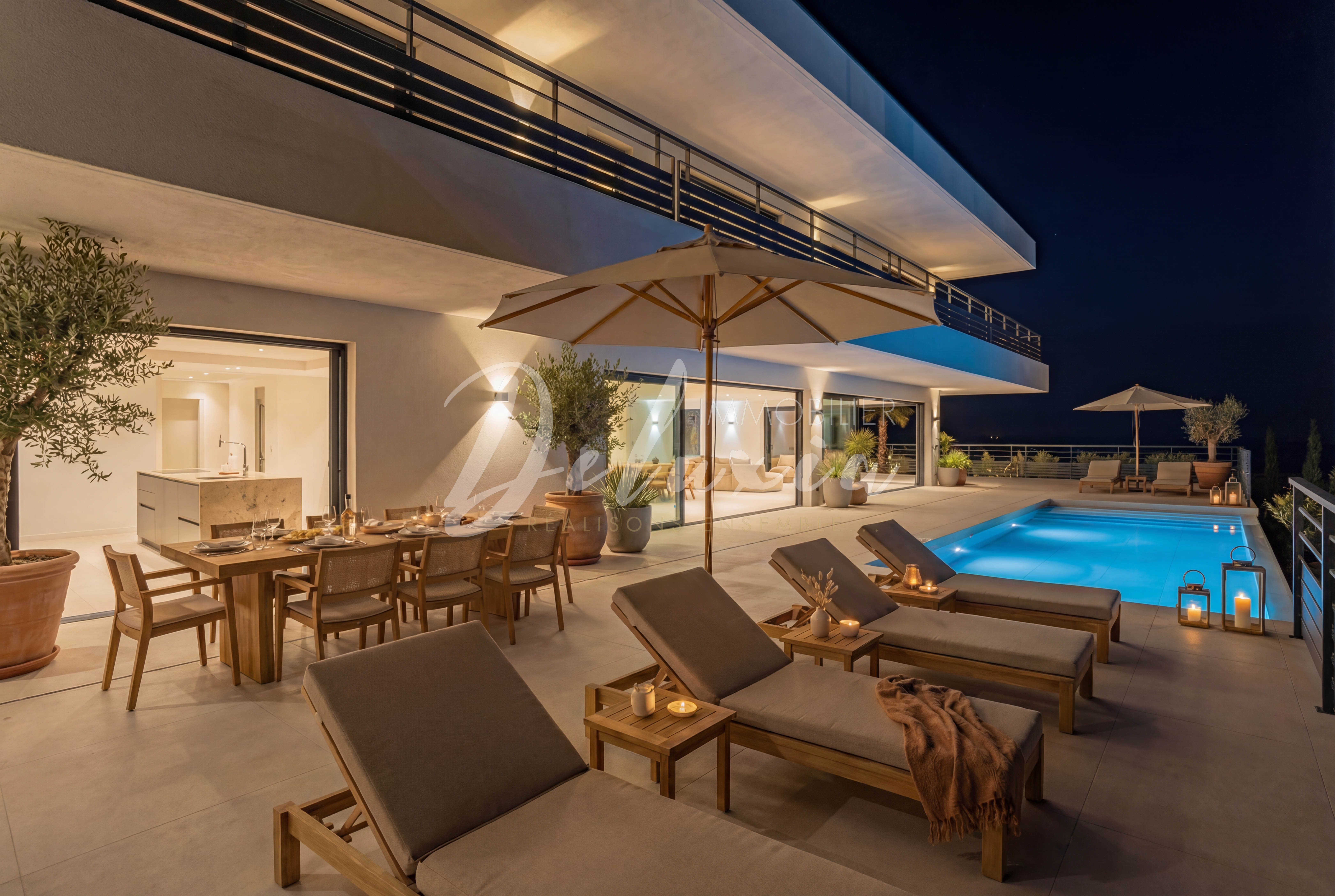 Villa contemporaine aux Issambres avec piscine à débordement et terrasse éclairée.