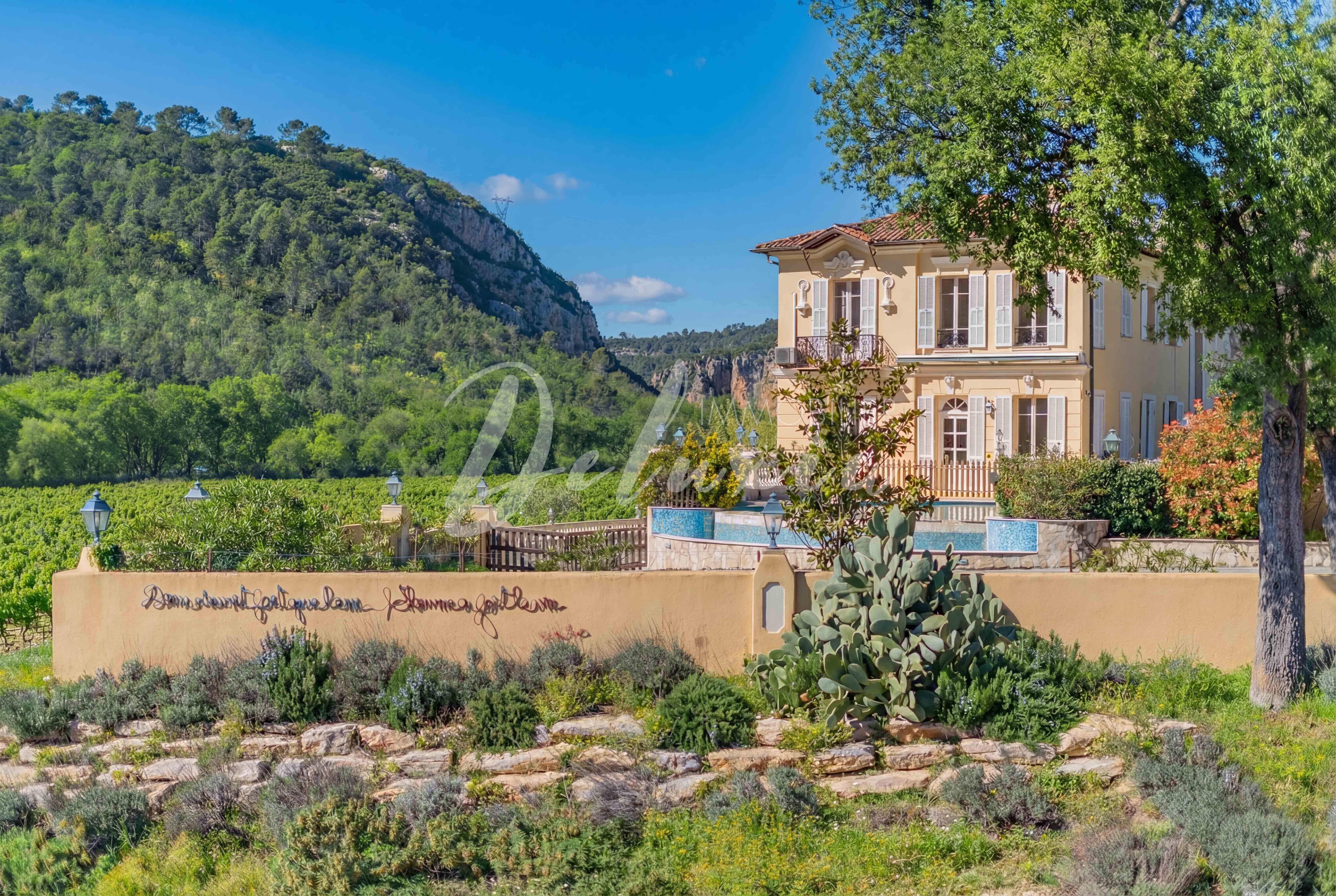 Domaine viticole avec bastide provençale et environnement naturel préservé dans le Var
