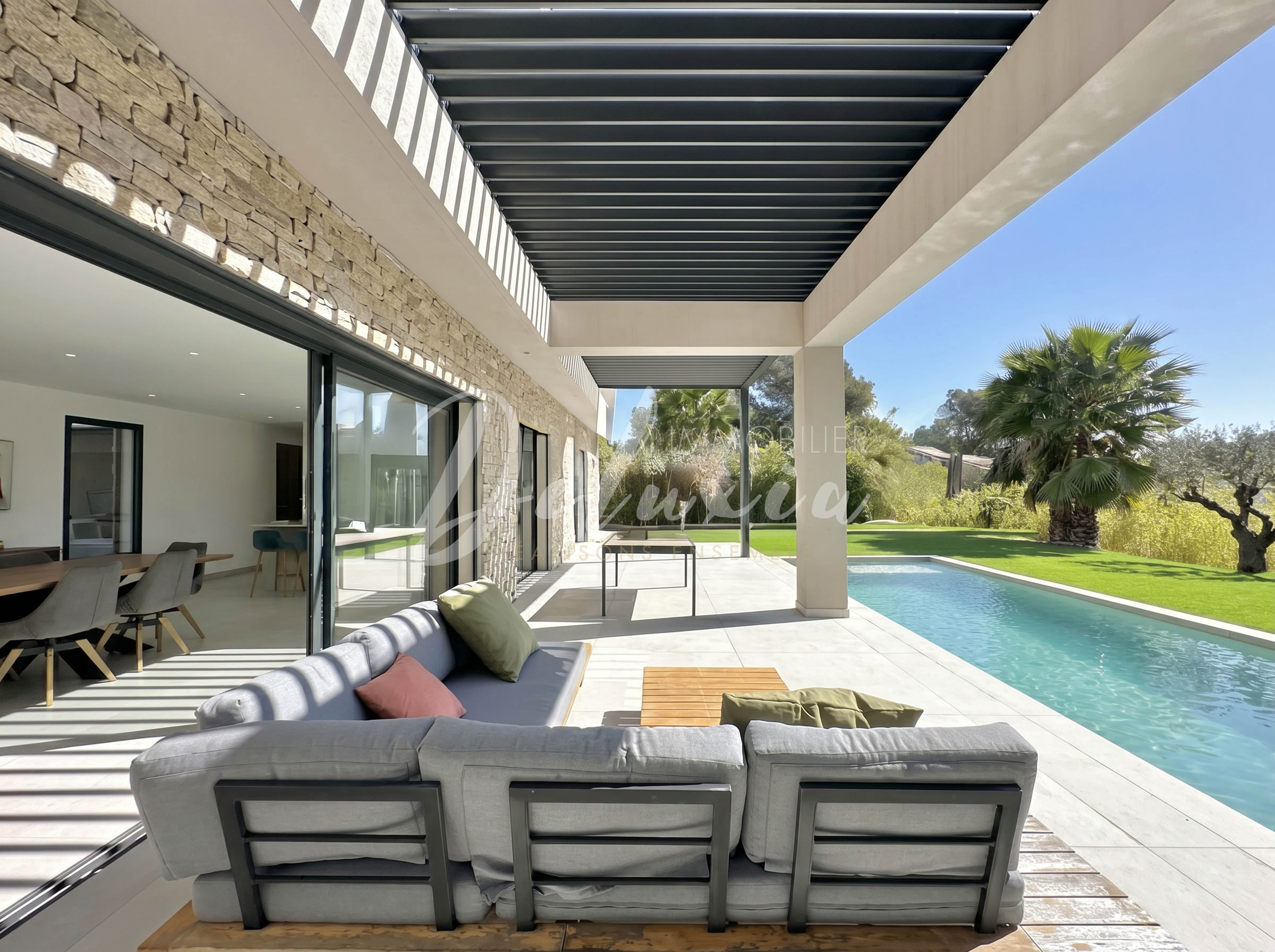 Villa contemporaine avec piscine chauffée et prestations haut de gamme à Fréjus.