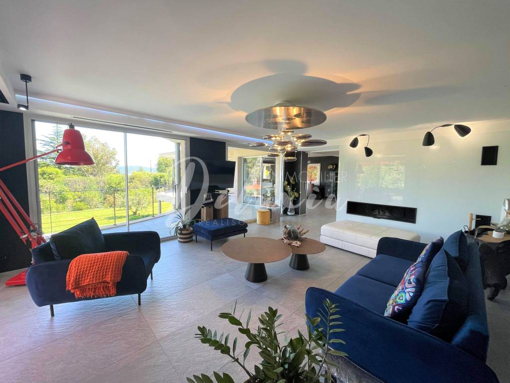 Achat maison avec séjour lumineux à Grimaud 