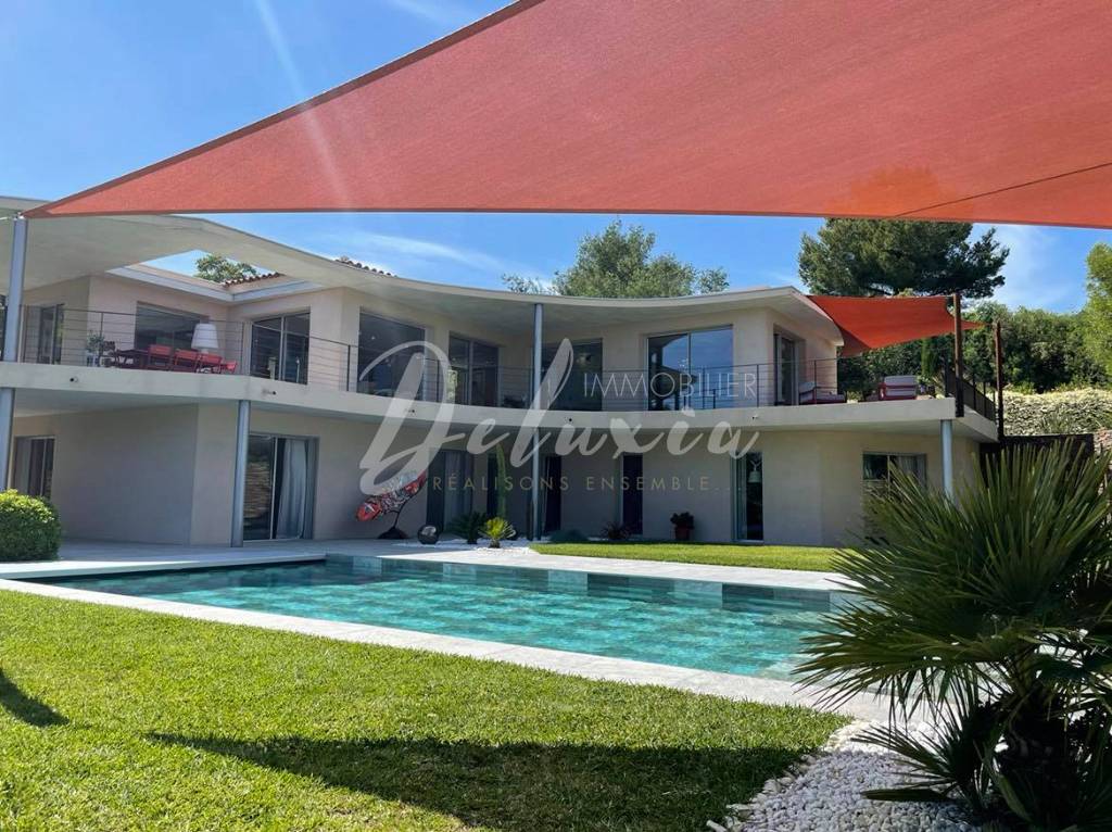 Acheter une villa dans le sud avec vue mer et grande piscine à Grimaud  