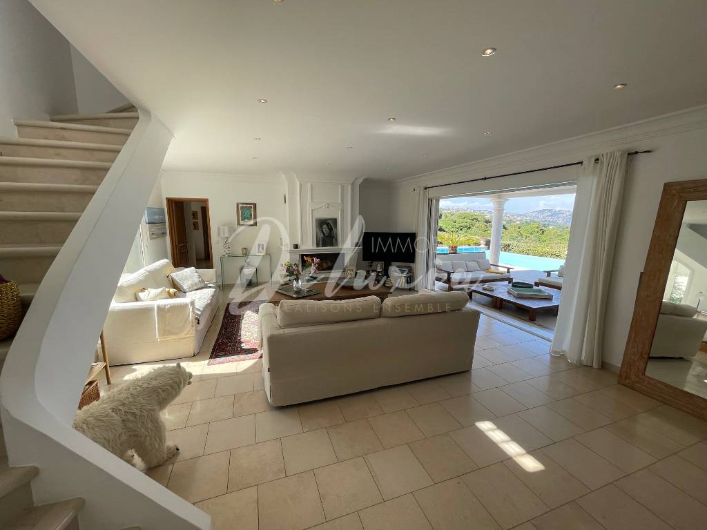 Achat maison avec séjour lumineux à Sainte-Maxime 